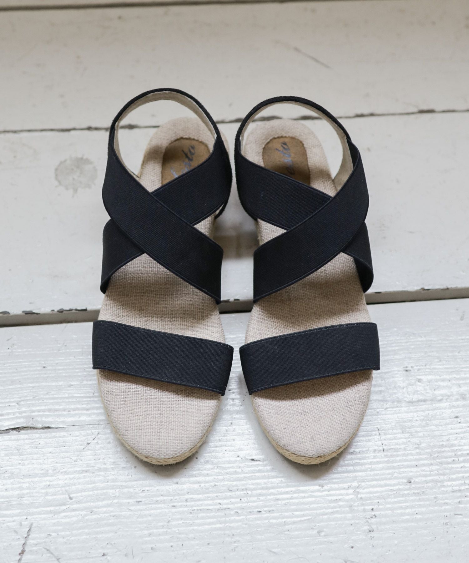 ゴムでフィットするので靴ズレしにくい4cmヒールゴムフィットサンダル