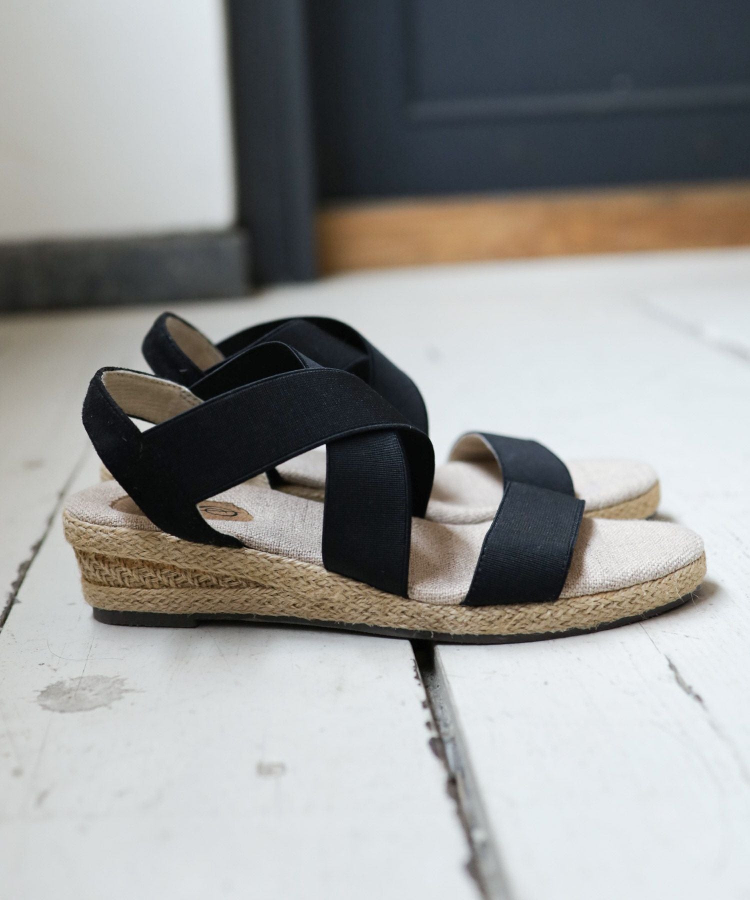 ゴムでフィットするので靴ズレしにくい4cmヒールゴムフィットサンダル