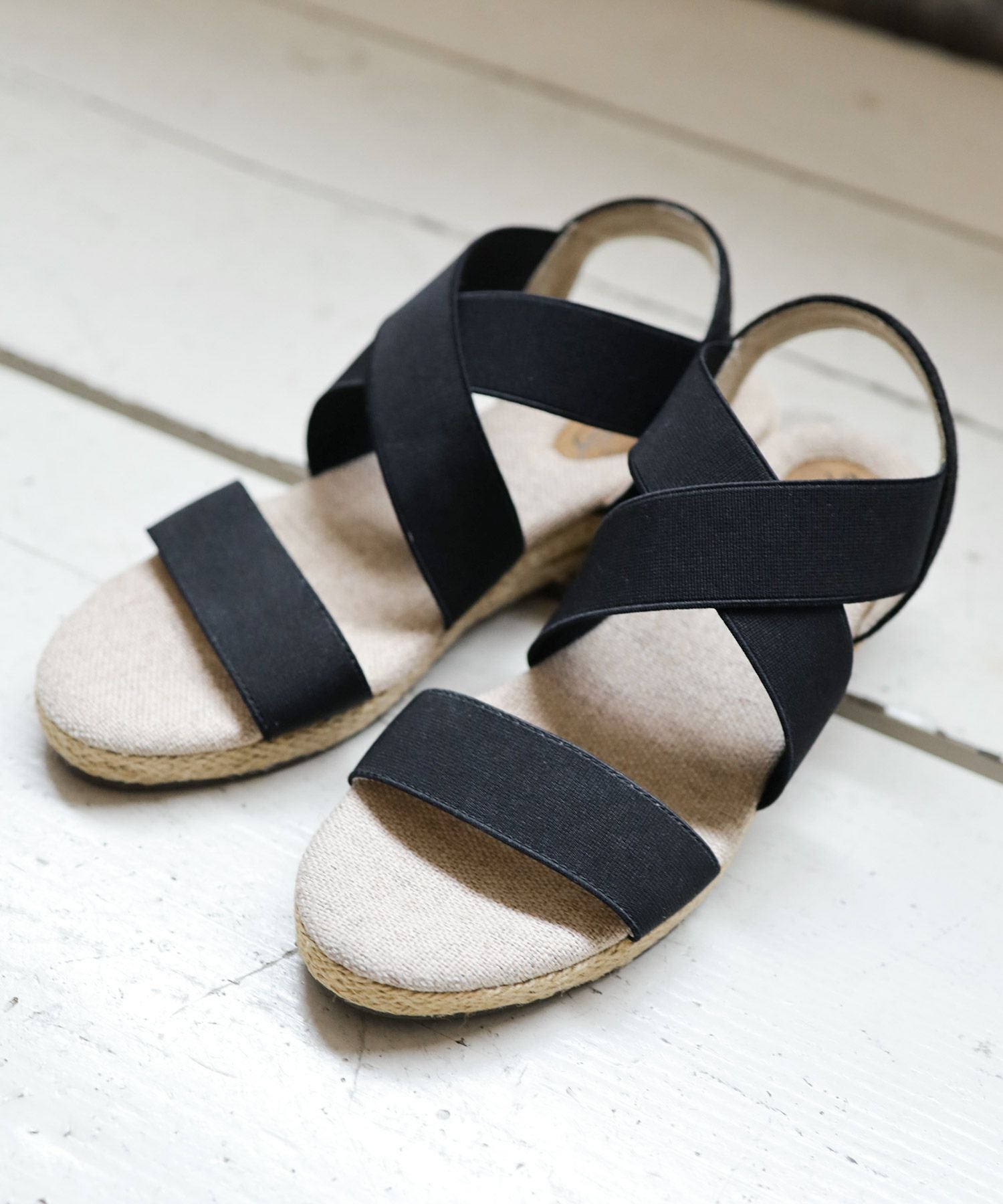 ゴムでフィットするので靴ズレしにくい4cmヒールゴムフィットサンダル