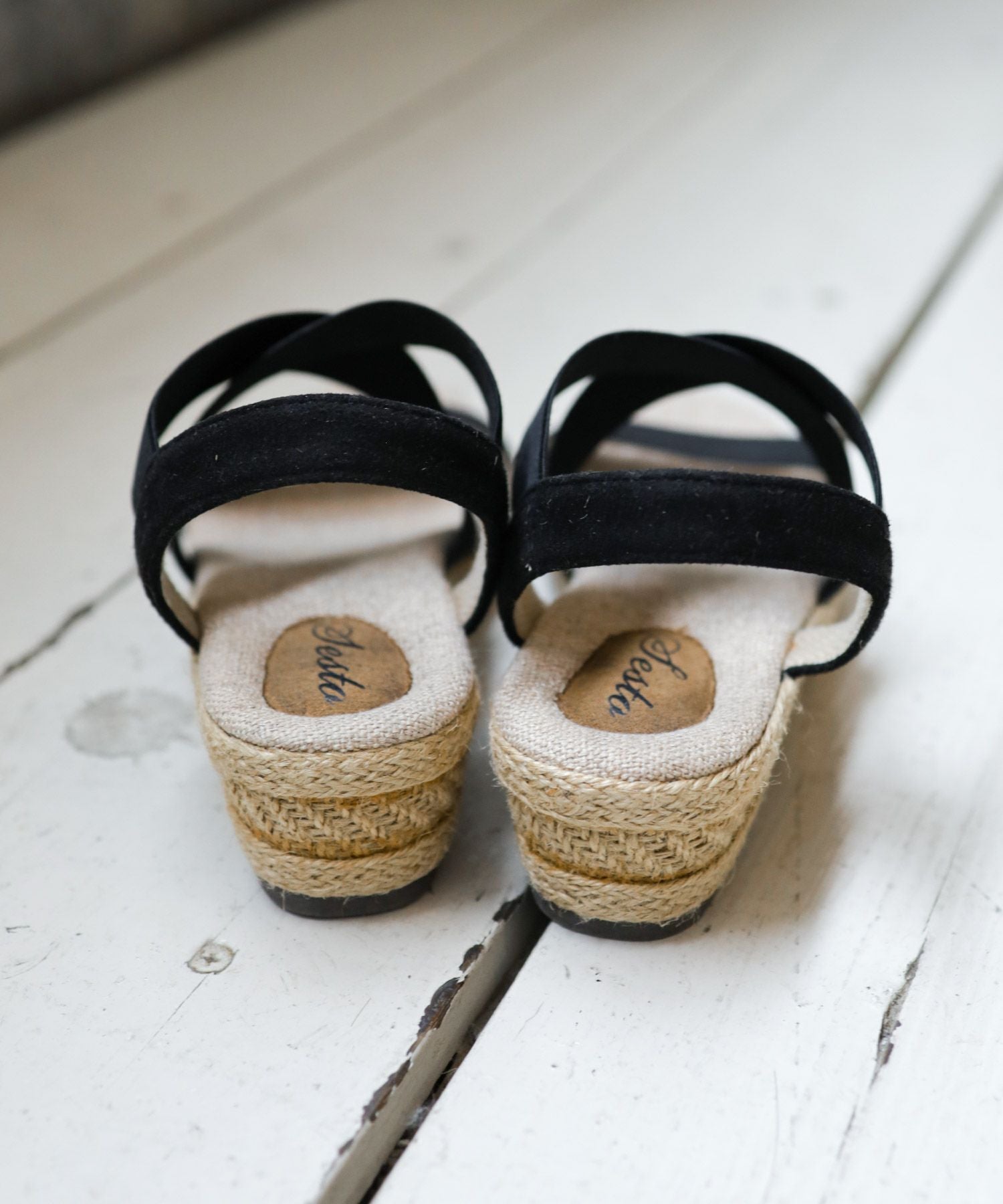 ゴムでフィットするので靴ズレしにくい4cmヒールゴムフィットサンダル