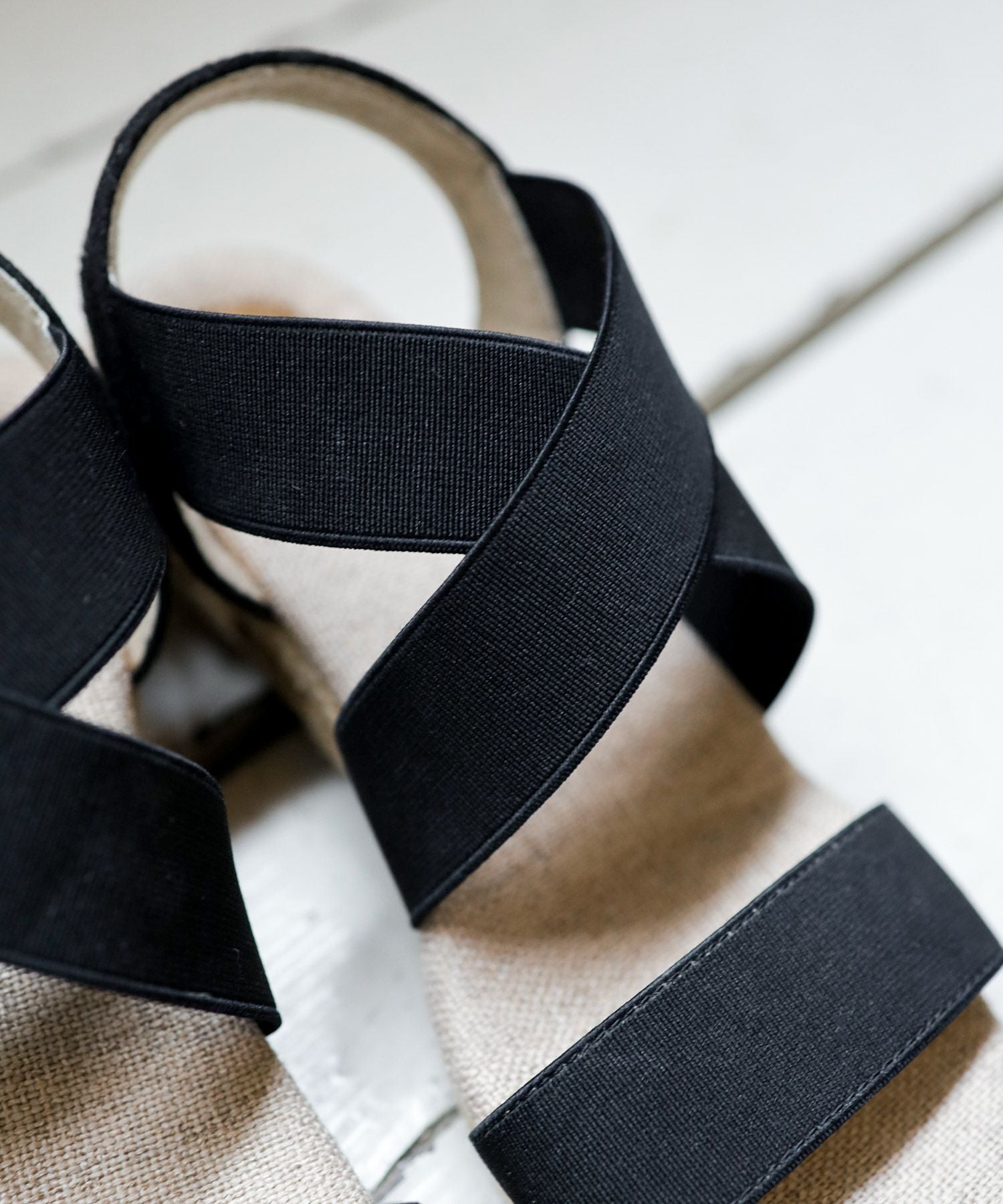 ゴムでフィットするので靴ズレしにくい4cmヒールゴムフィットサンダル