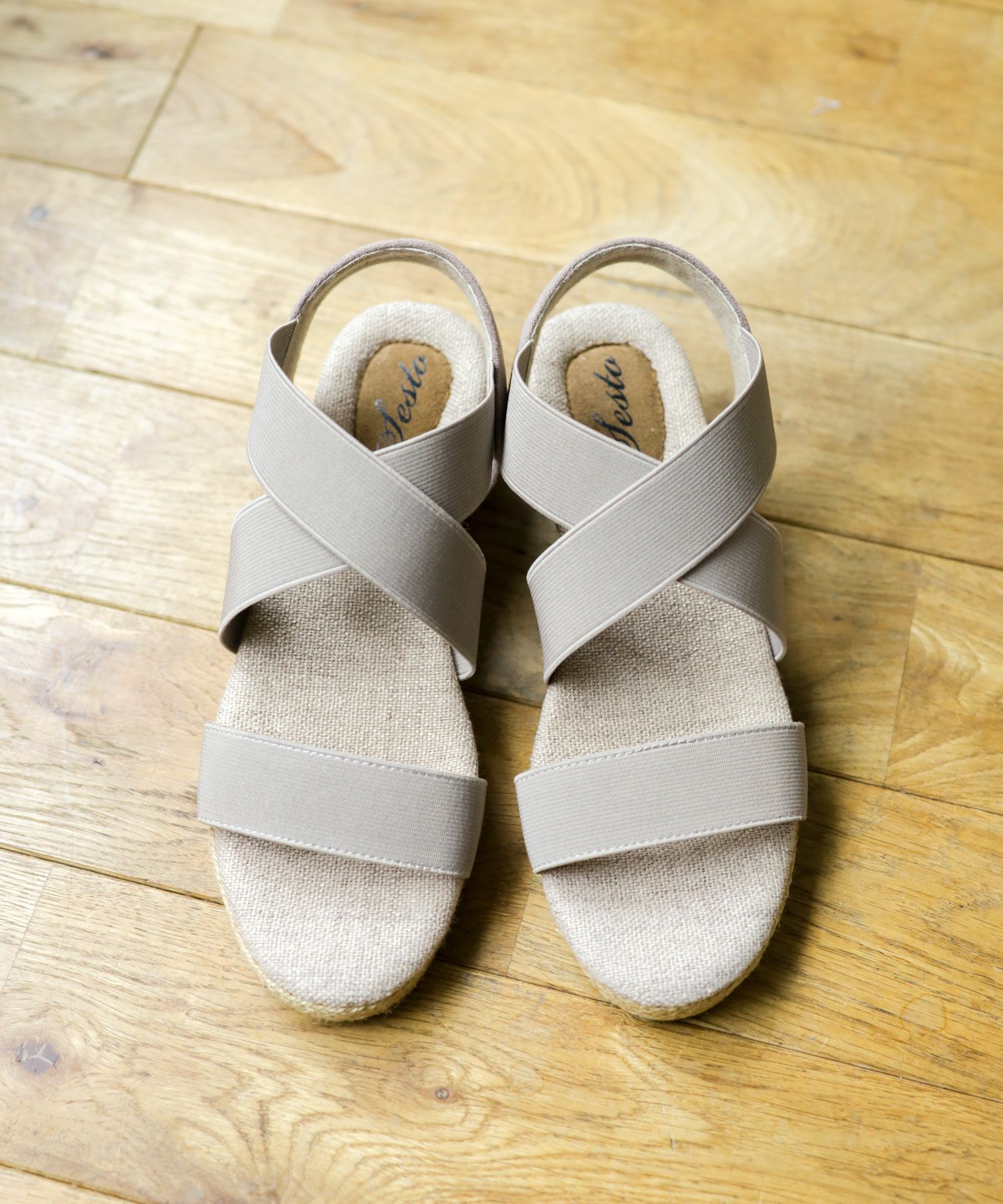 ゴムでフィットするので靴ズレしにくい4cmヒールゴムフィットサンダル