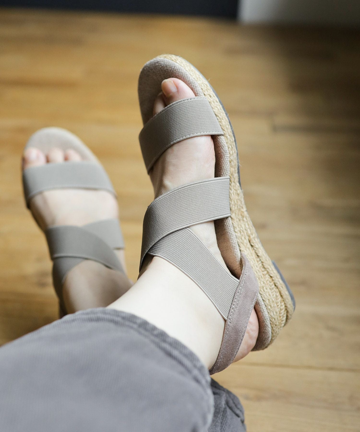 ゴムでフィットするので靴ズレしにくい4cmヒールゴムフィットサンダル