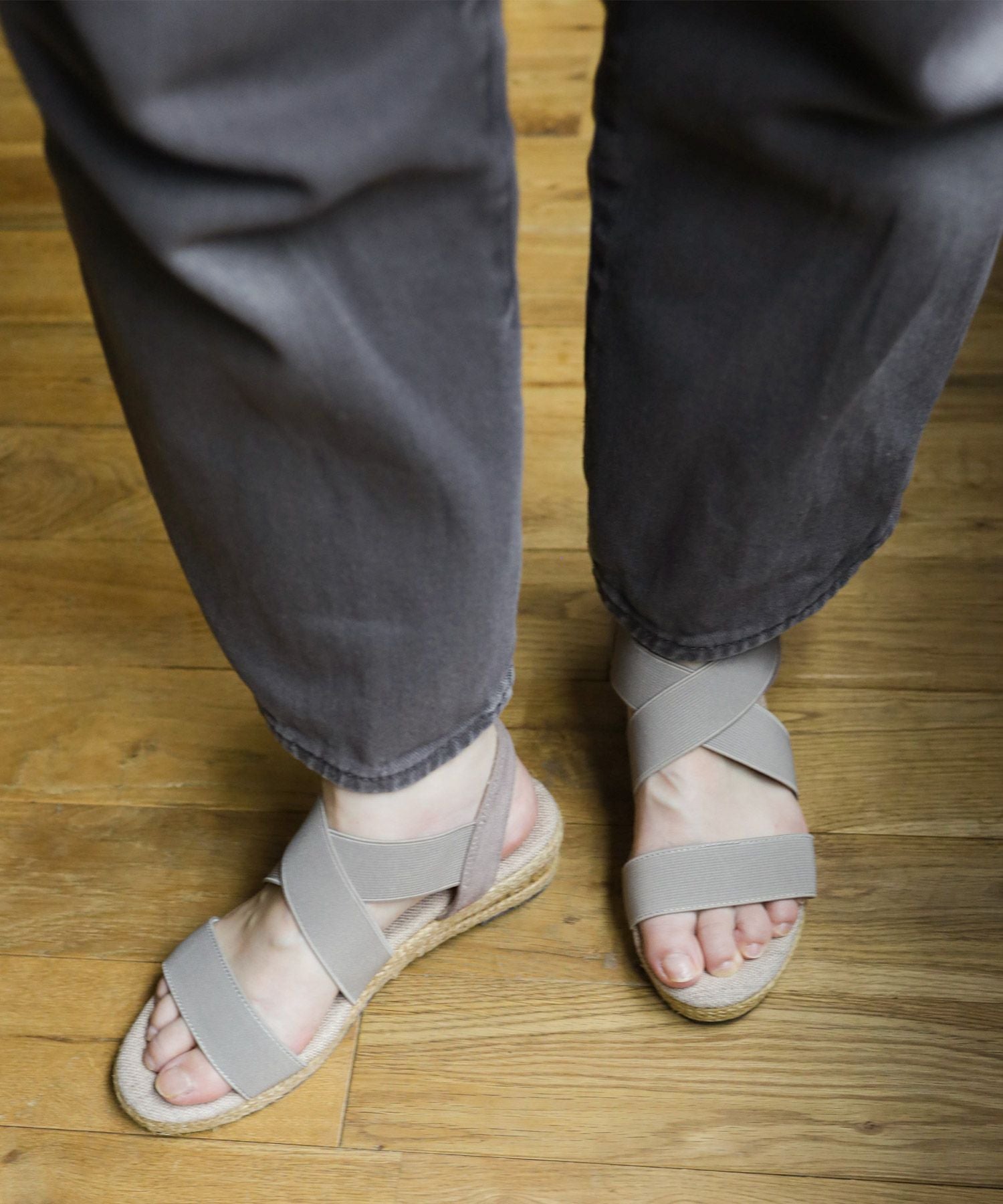 ゴムでフィットするので靴ズレしにくい4cmヒールゴムフィットサンダル