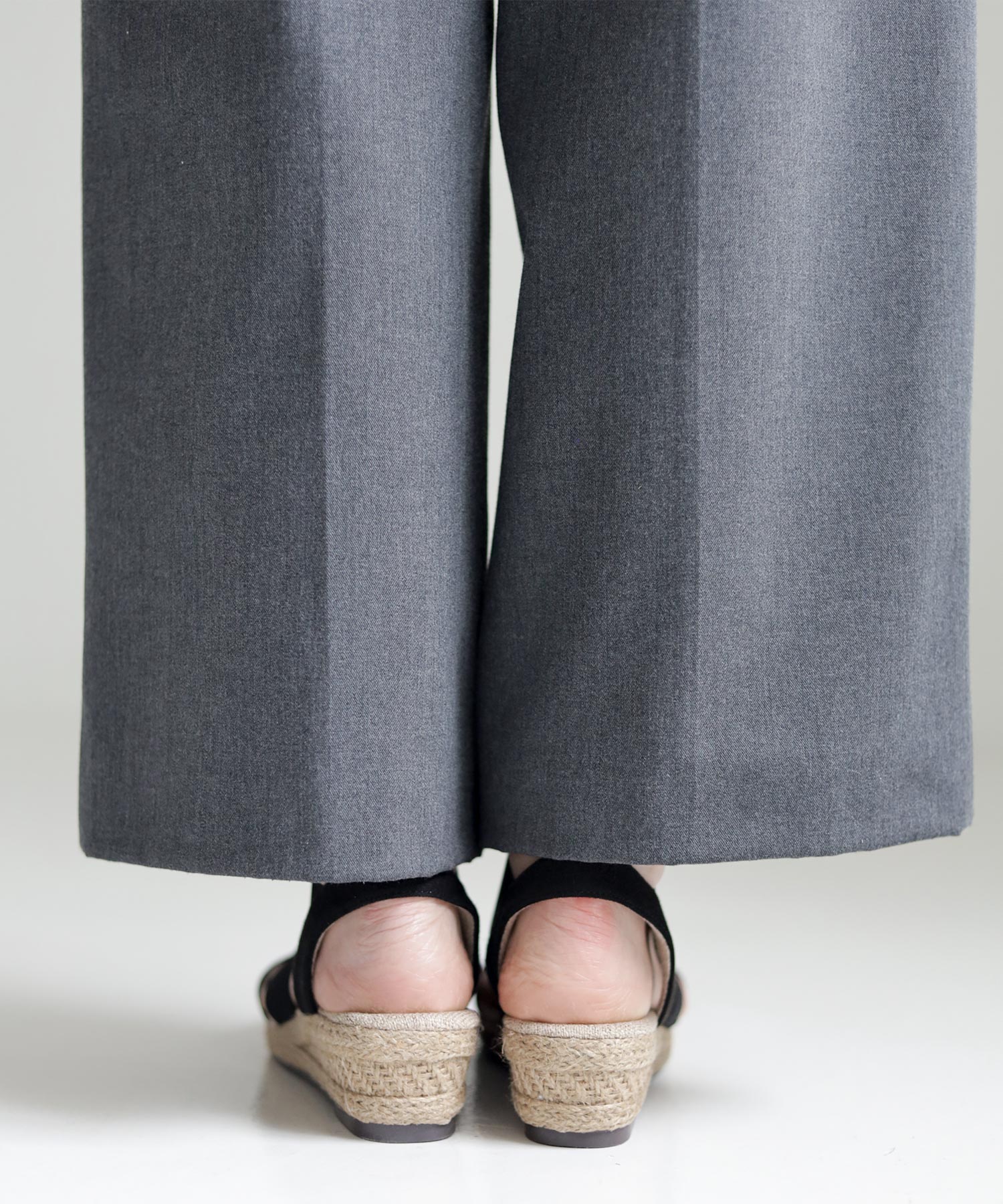 ゴムでフィットするので靴ズレしにくい4cmヒールゴムフィットサンダル