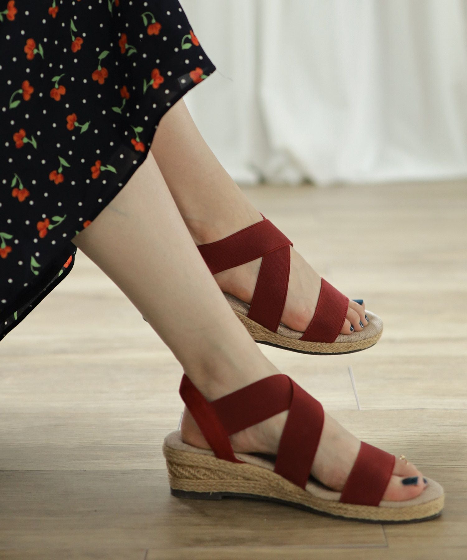 ゴムでフィットするので靴ズレしにくい4cmヒールゴムフィットサンダル