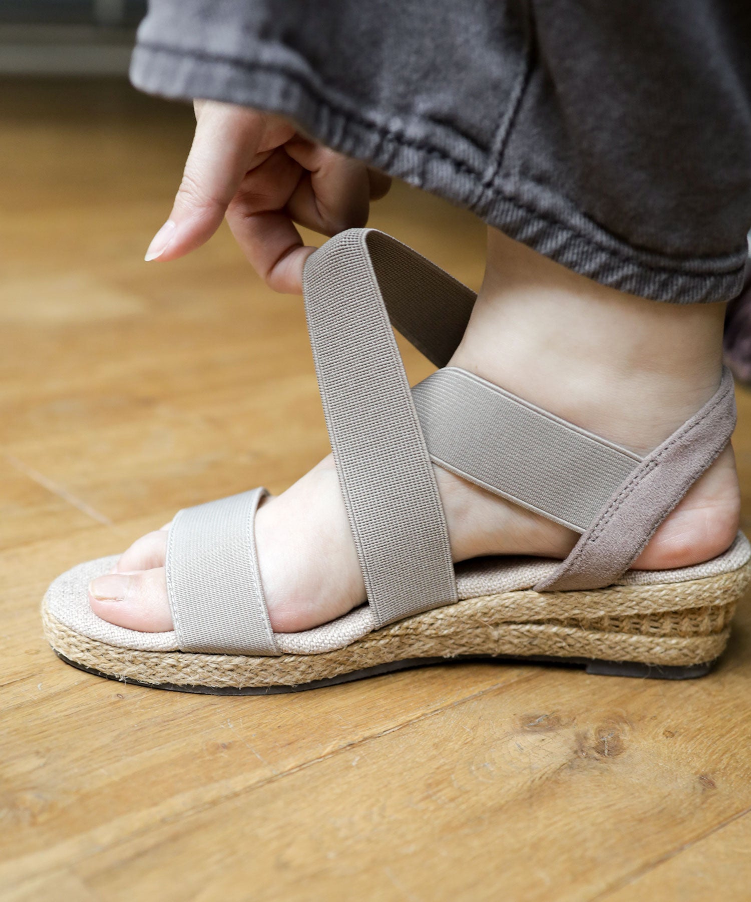 ゴムでフィットするので靴ズレしにくい4cmヒールゴムフィットサンダル