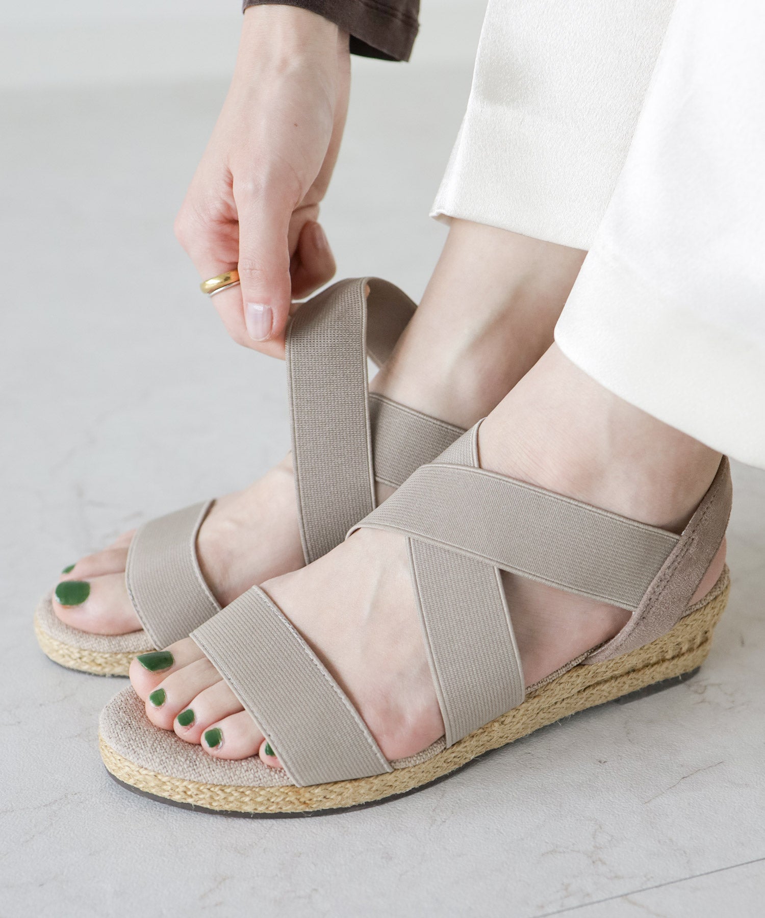 ゴムでフィットするので靴ズレしにくい4cmヒールゴムフィットサンダル