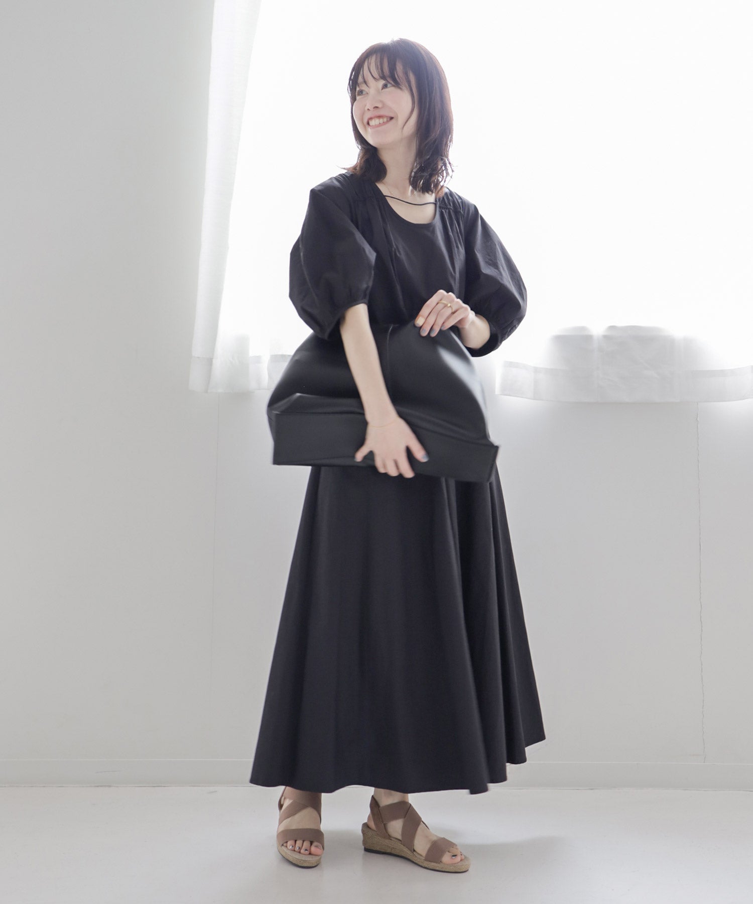 ゴムでフィットするので靴ズレしにくい4cmヒールゴムフィットサンダル