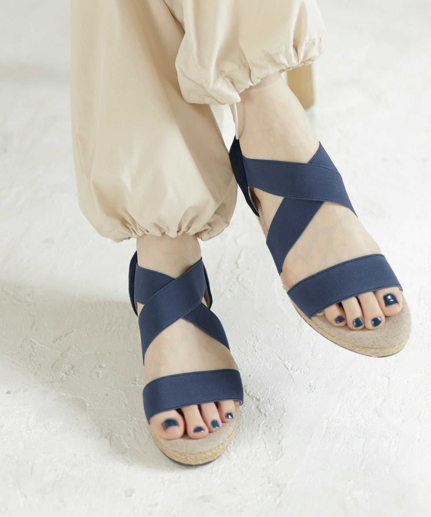 ゴムでフィットするので靴ズレしにくい4cmヒールゴムフィットサンダル