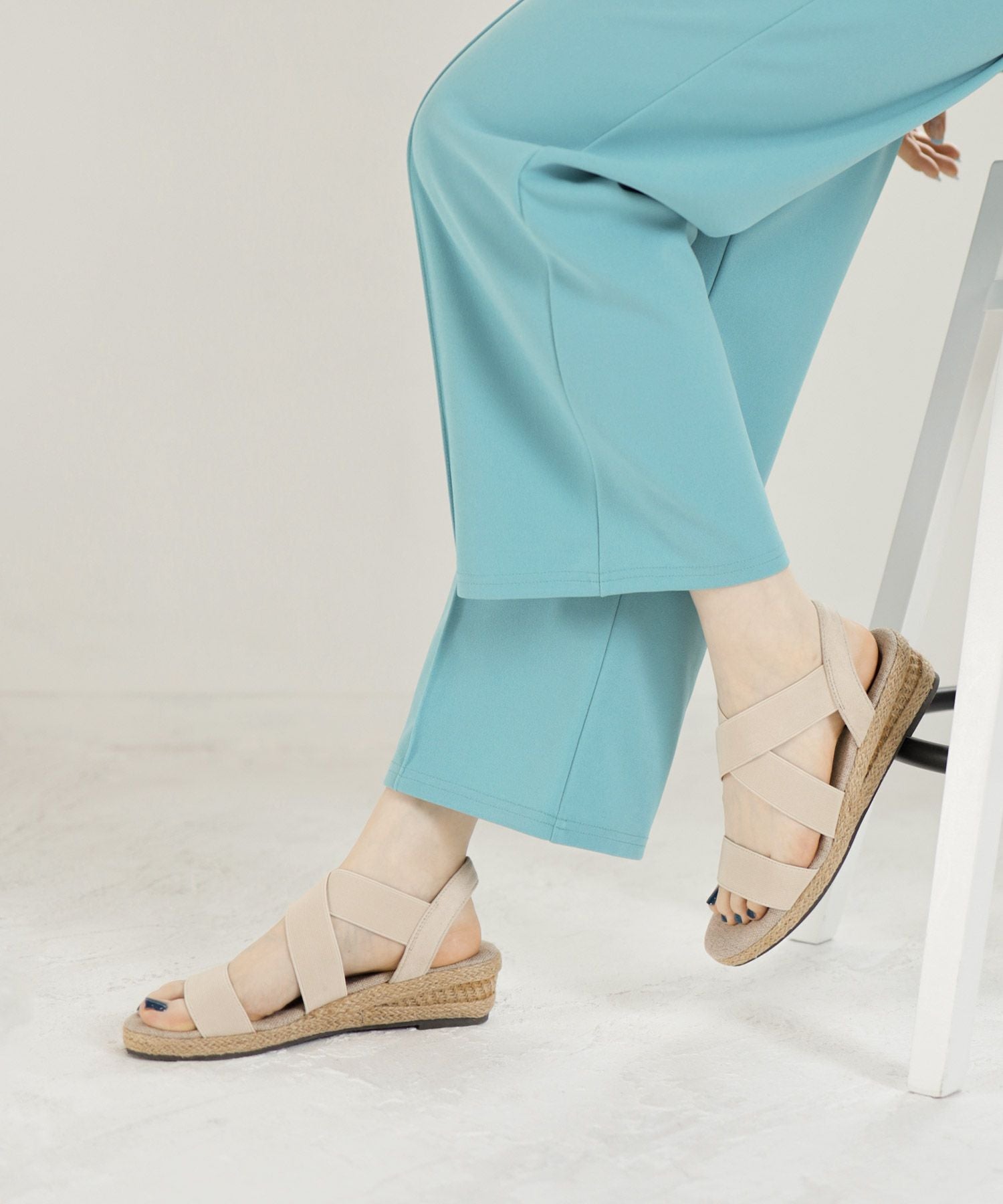 ゴムでフィットするので靴ズレしにくい4cmヒールゴムフィットサンダル