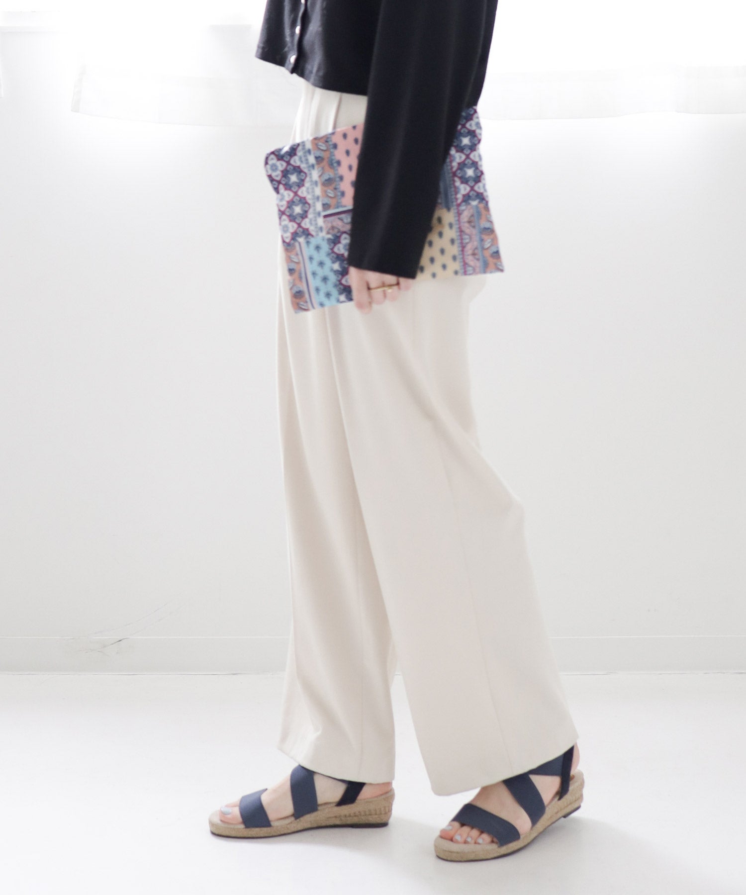 ゴムでフィットするので靴ズレしにくい4cmヒールゴムフィットサンダル