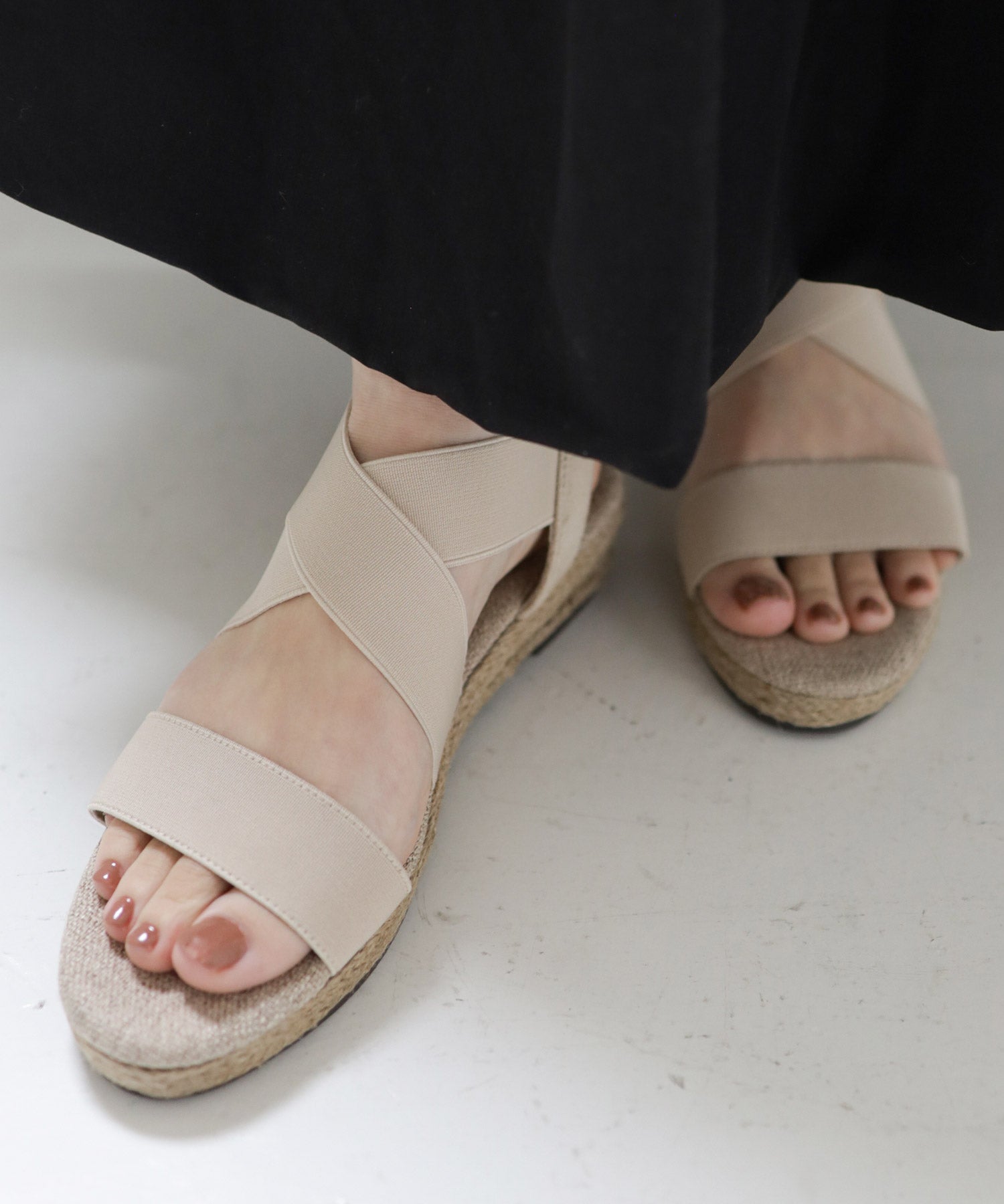 ゴムでフィットするので靴ズレしにくい4cmヒールゴムフィットサンダル