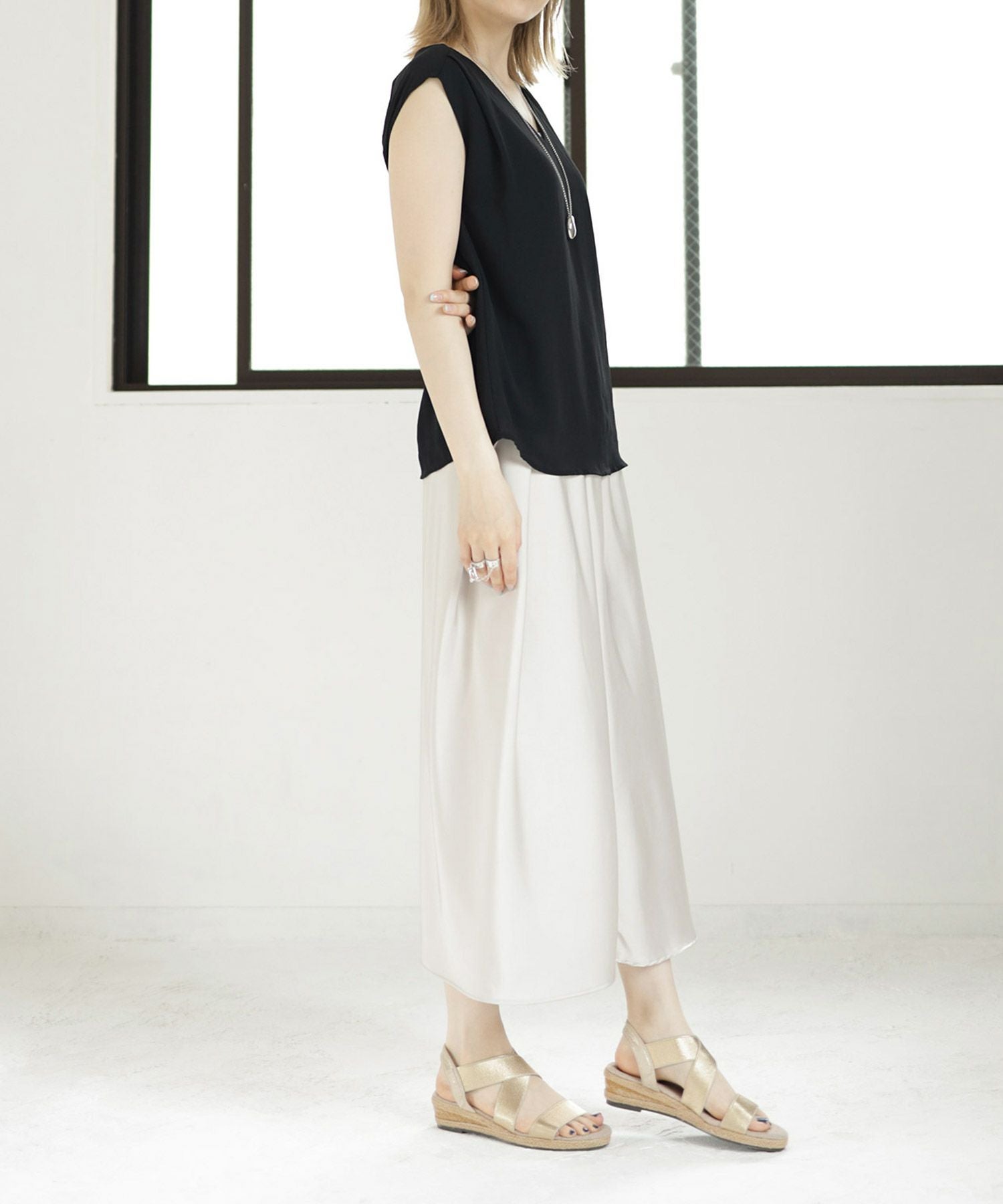 ゴムでフィットするので靴ズレしにくい4cmヒールゴムフィットサンダル