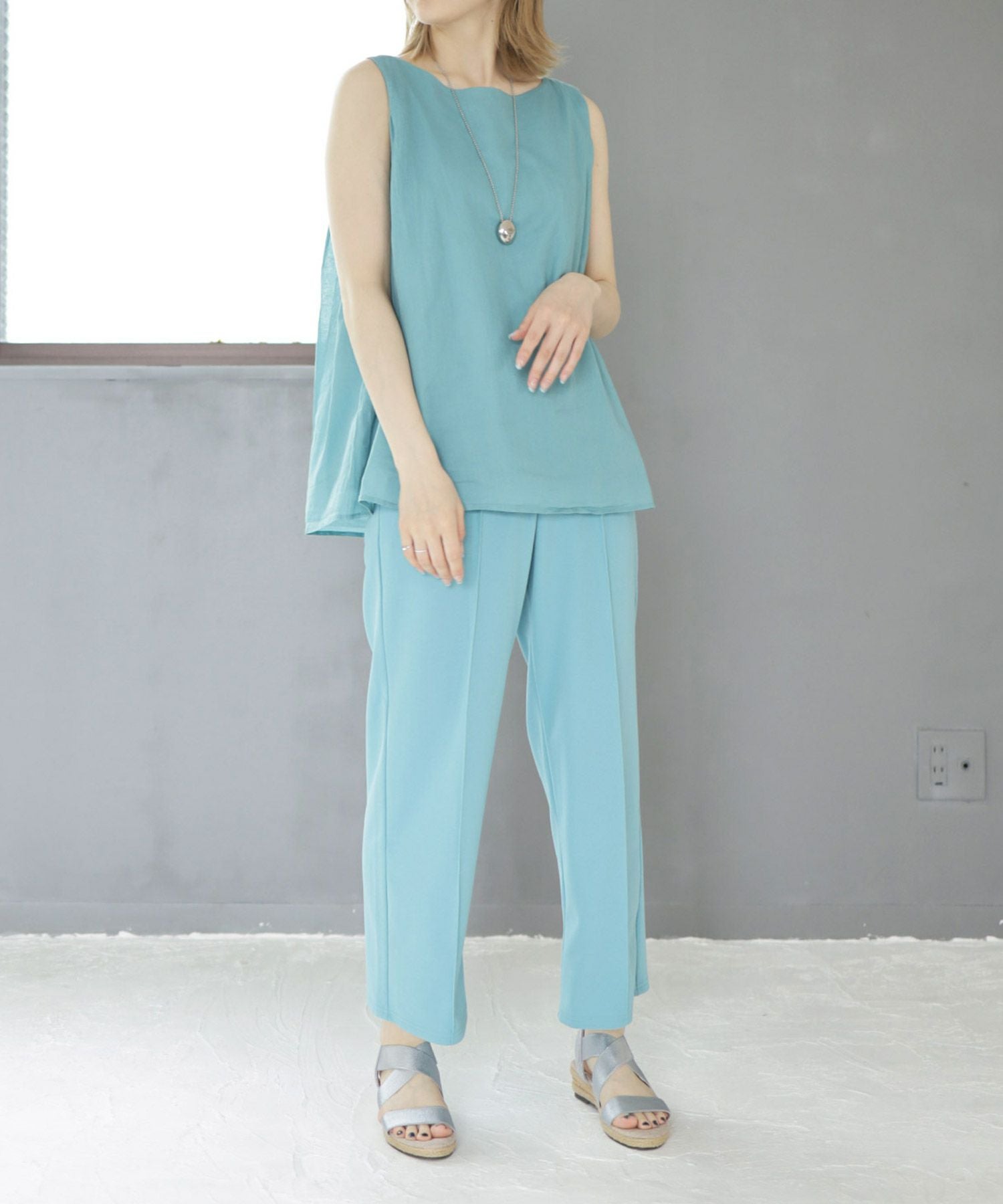 ゴムでフィットするので靴ズレしにくい4cmヒールゴムフィットサンダル