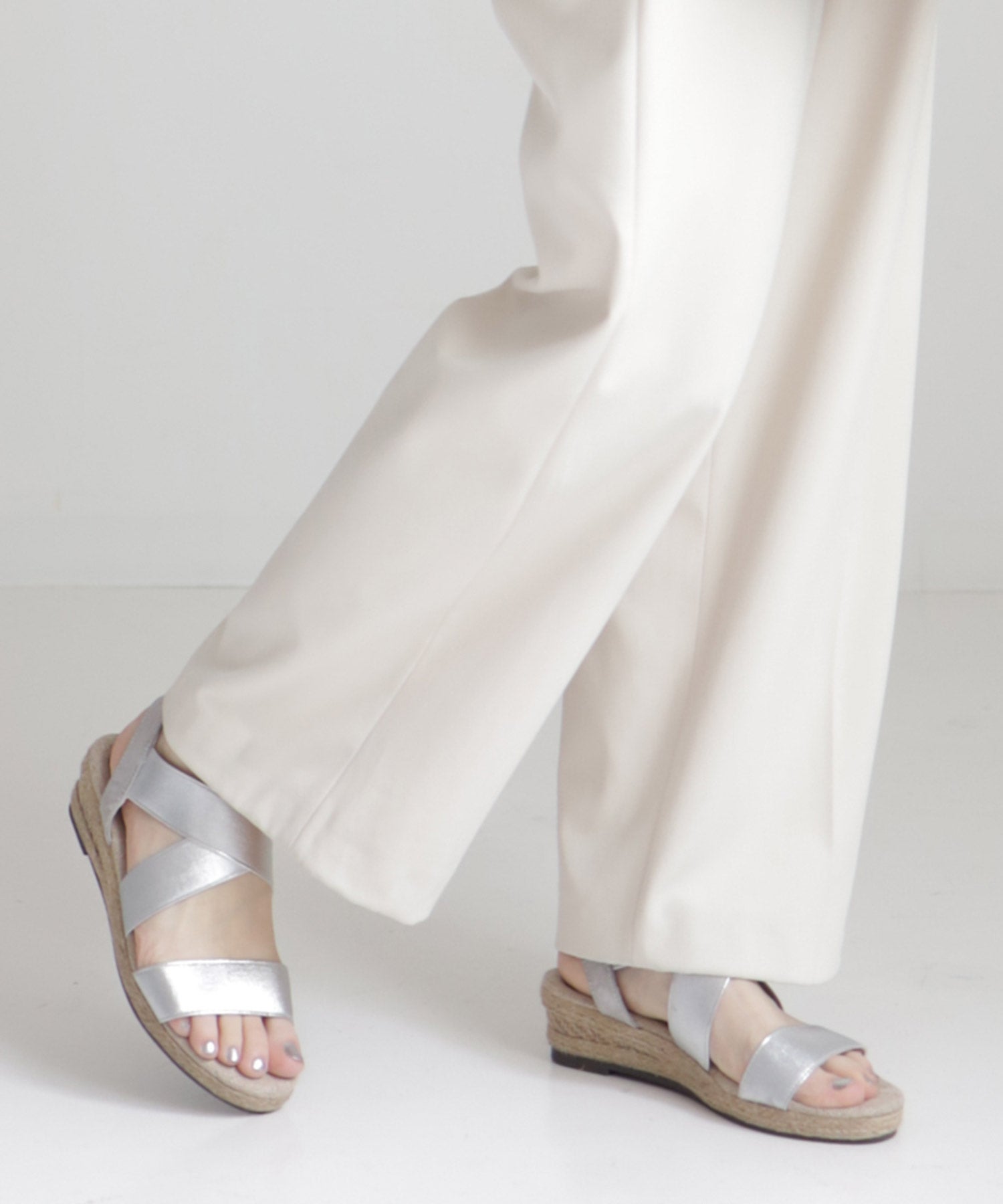 ゴムでフィットするので靴ズレしにくい4cmヒールゴムフィットサンダル