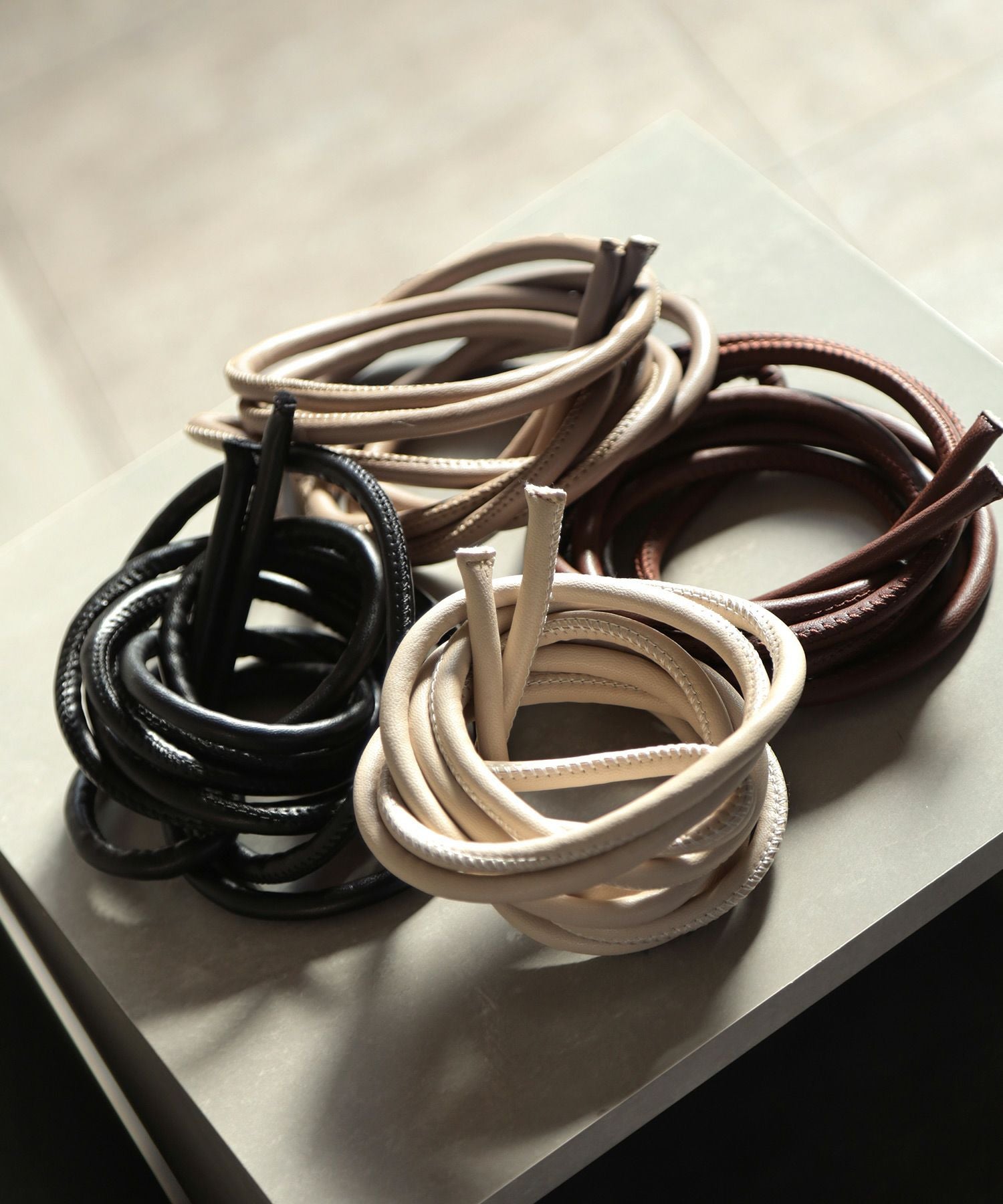 レザー調丸紐のロープノットベルト【3点までゆうパケット可】