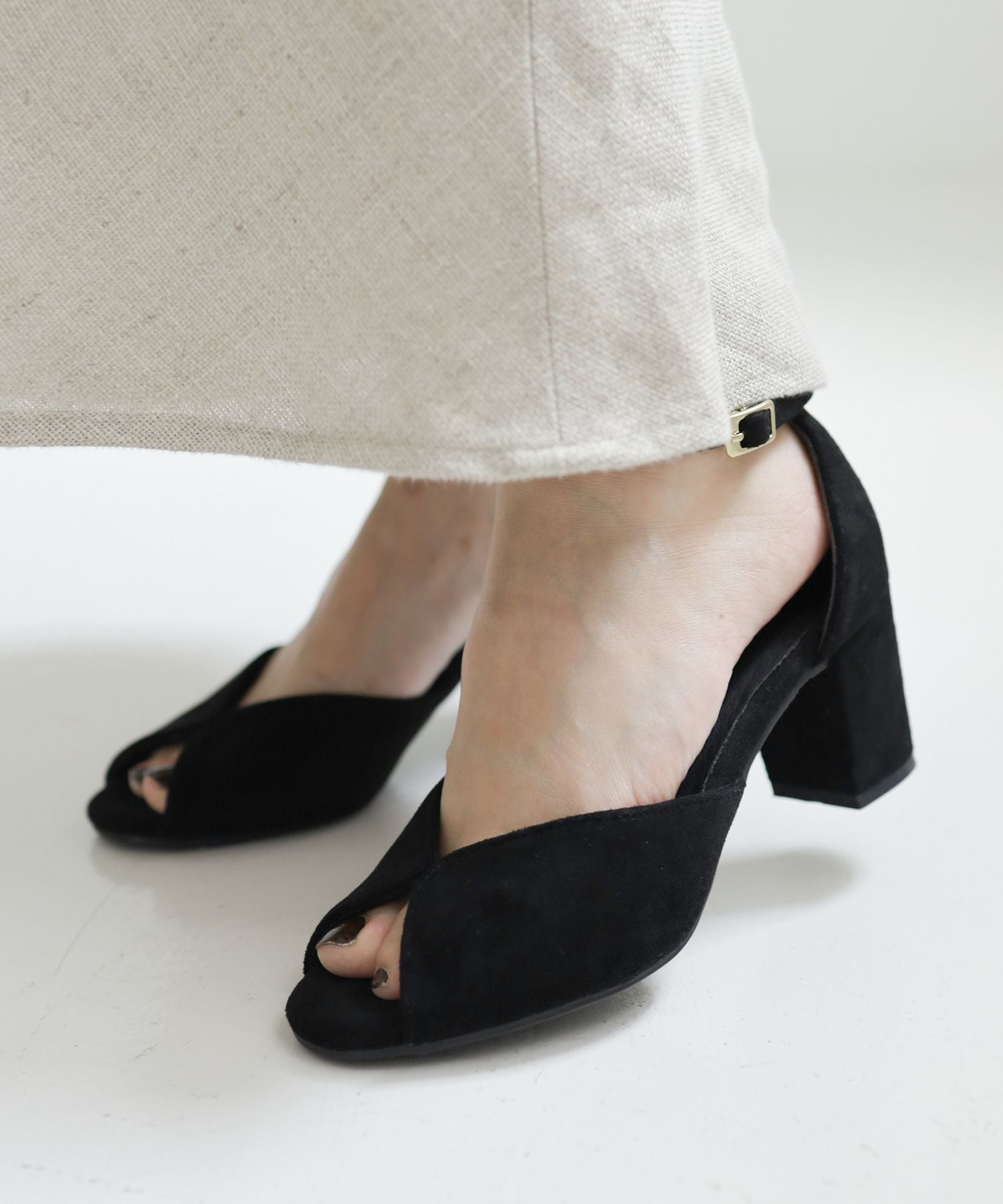 バタフライデザインの6.5cmチャンキーヒールストラップサンダル 一部3月末頃入荷予定