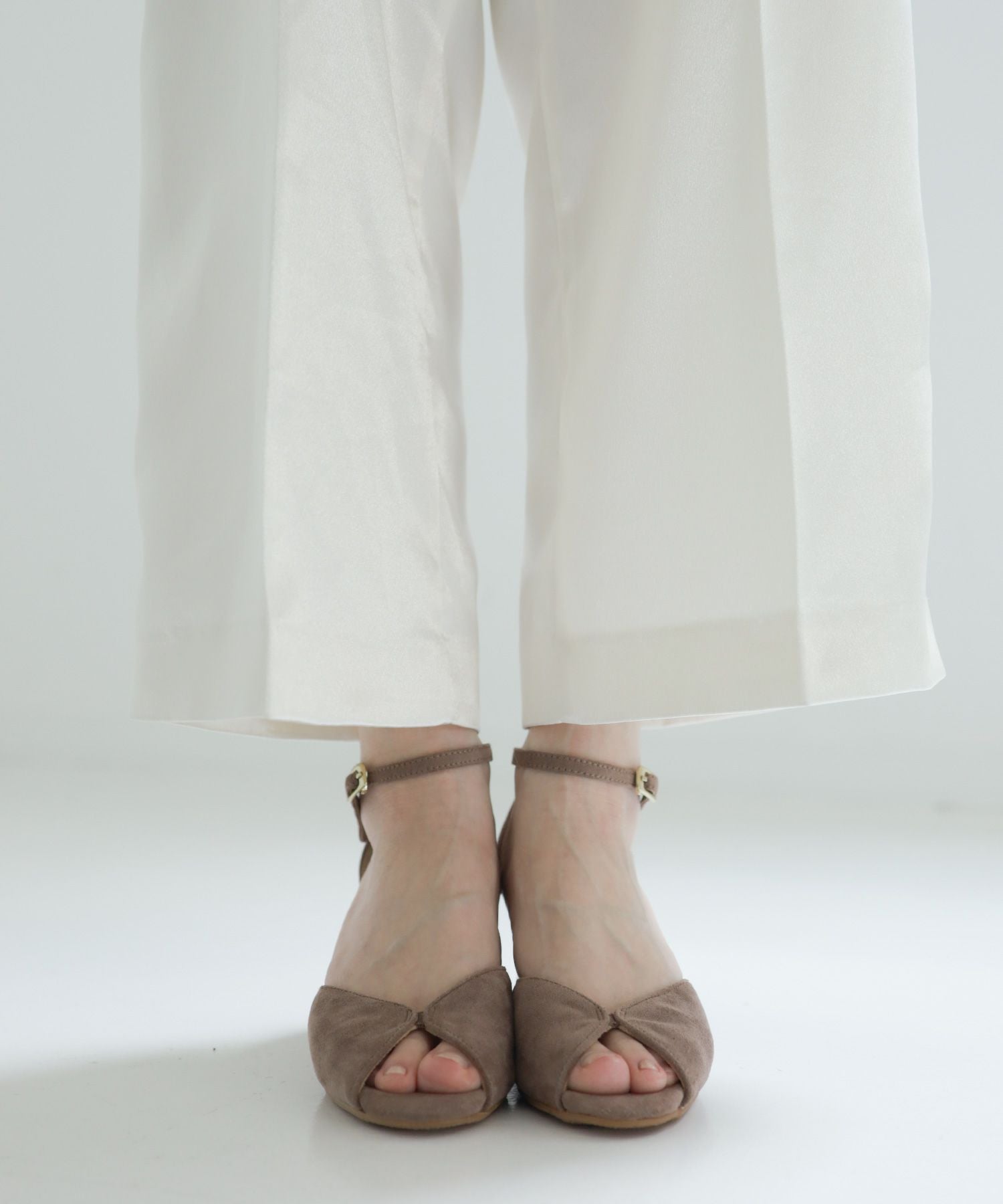 バタフライデザインの6.5cmチャンキーヒールストラップサンダル 一部3月末頃入荷予定