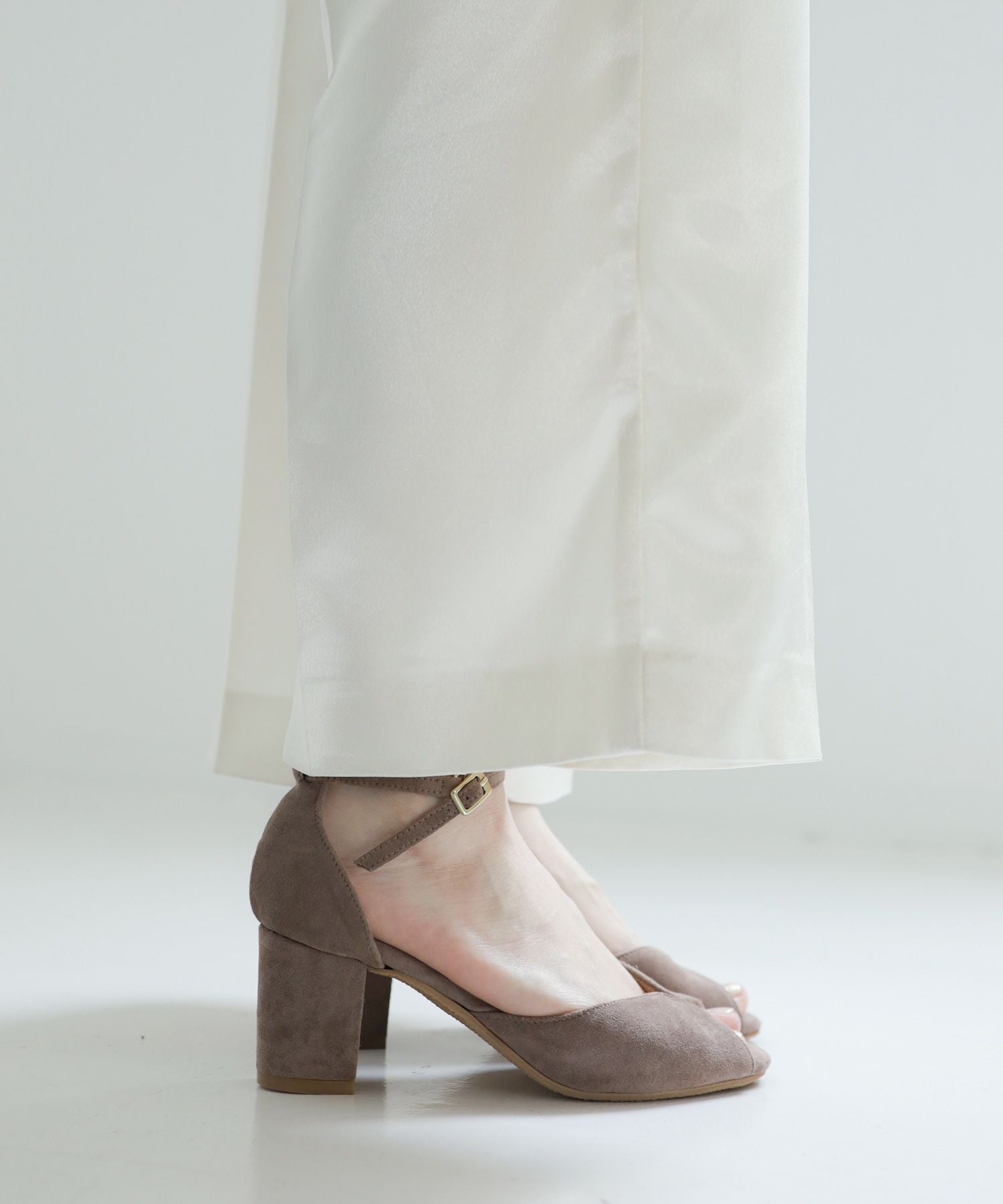 バタフライデザインの6.5cmチャンキーヒールストラップサンダル 一部3月末頃入荷予定