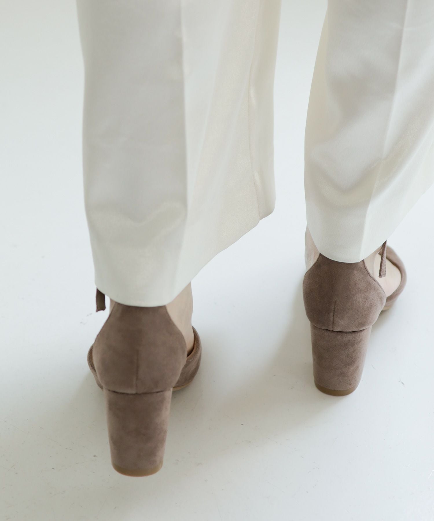 バタフライデザインの6.5cmチャンキーヒールストラップサンダル 一部3月末頃入荷予定