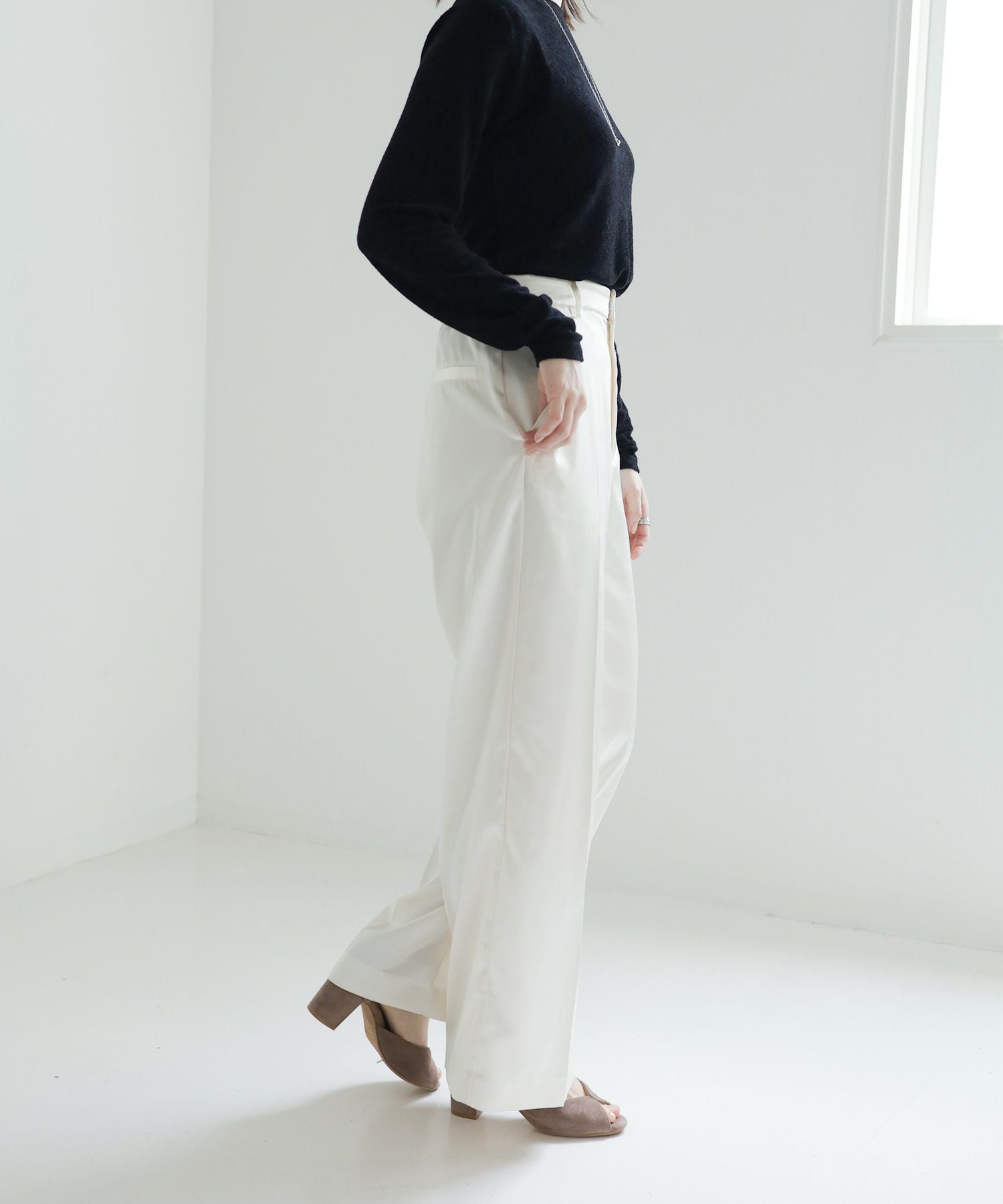 バタフライデザインの6.5cmチャンキーヒールストラップサンダル 一部3月末頃入荷予定