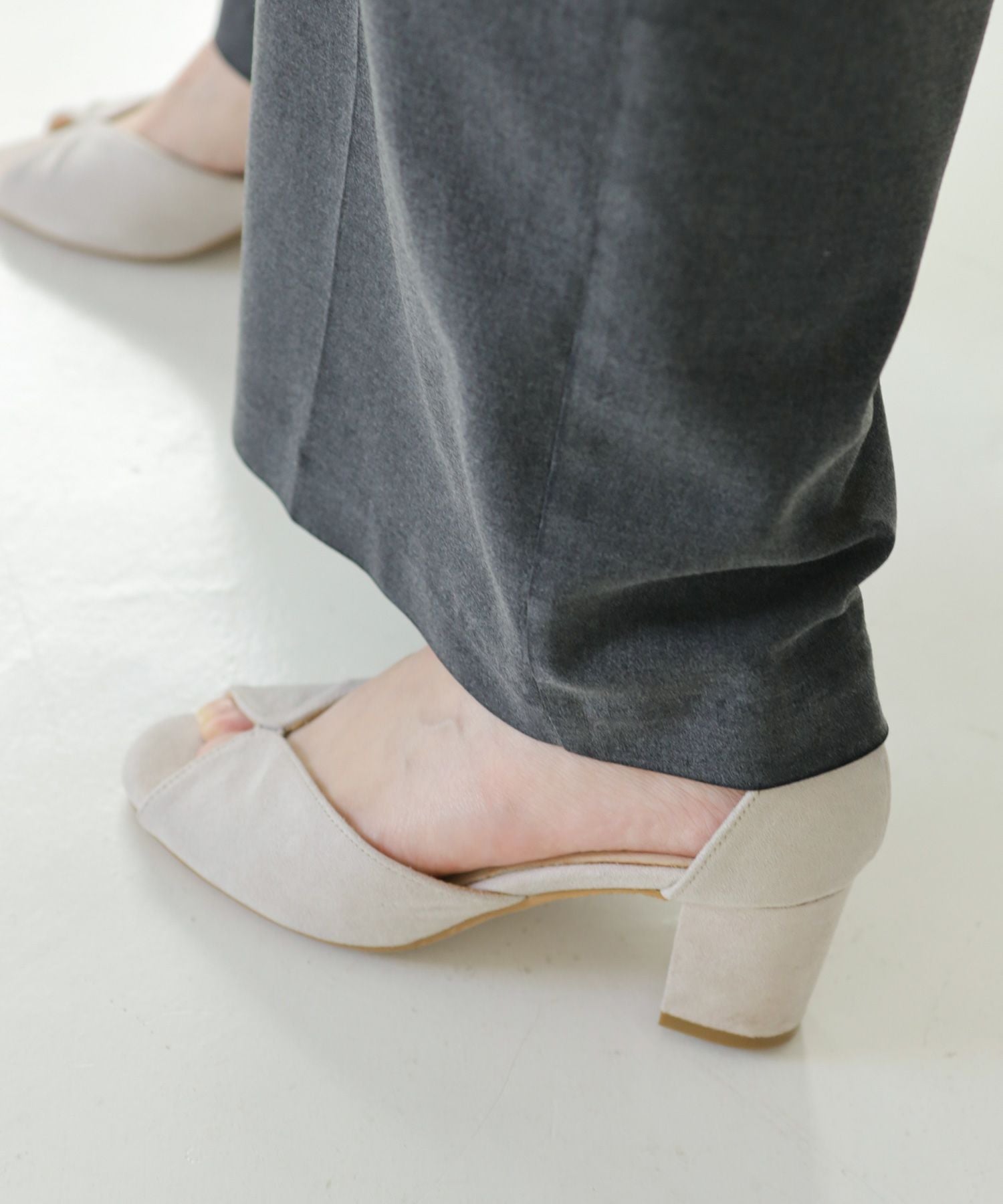 バタフライデザインの6.5cmチャンキーヒールストラップサンダル 一部3月末頃入荷予定