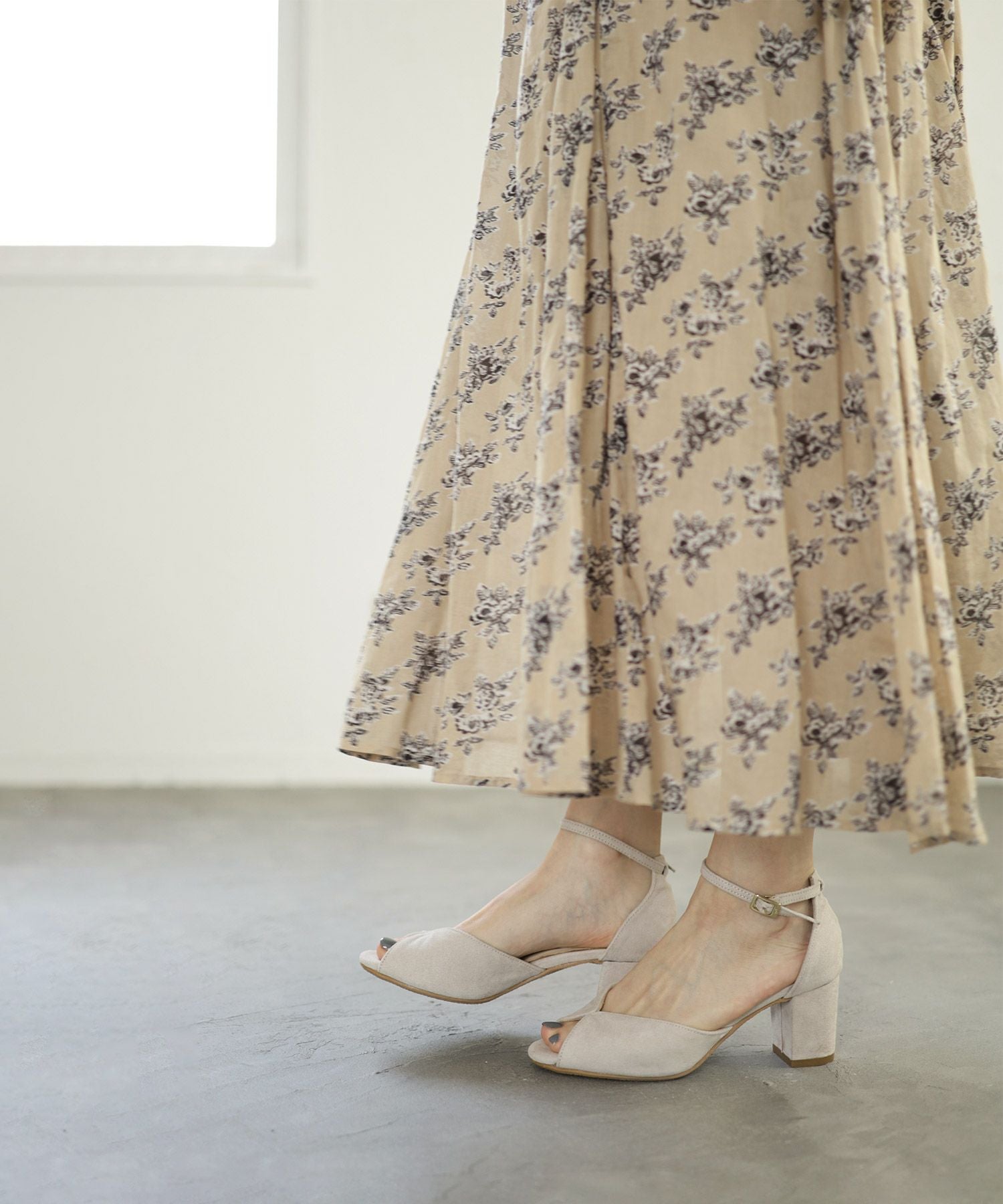 バタフライデザインの6.5cmチャンキーヒールストラップサンダル 一部3月末頃入荷予定