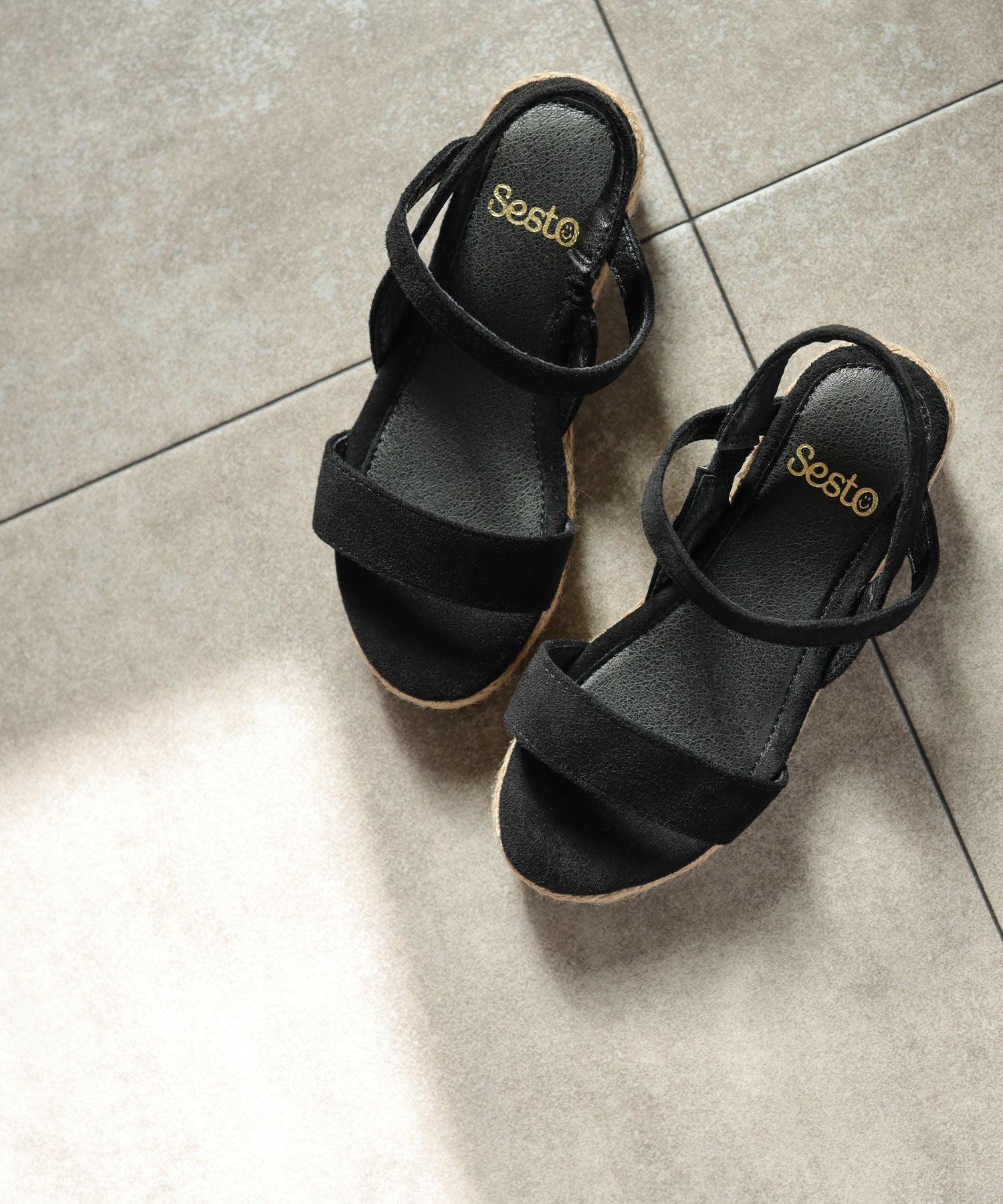 ママとお揃い!ゴムでフィットする華奢ストラップサンダル