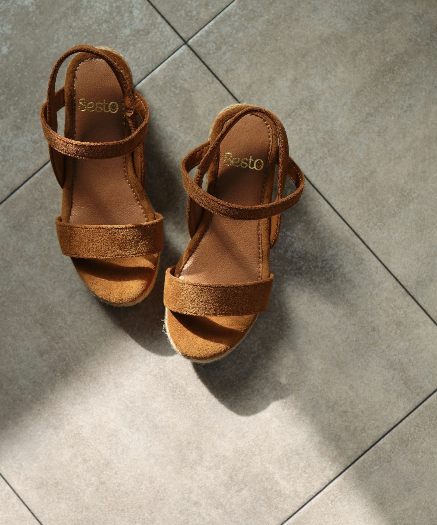 ママとお揃い!ゴムでフィットする華奢ストラップサンダル