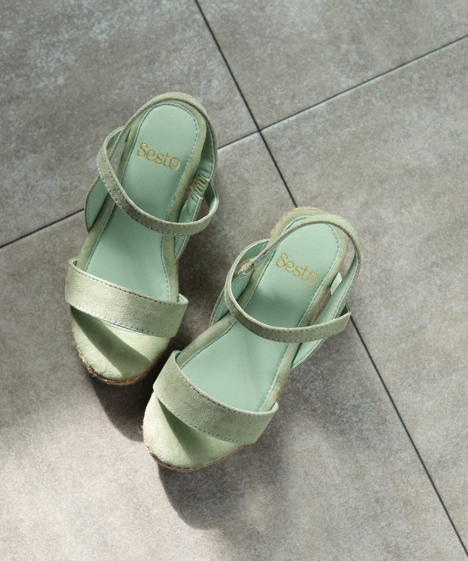 ママとお揃い!ゴムでフィットする華奢ストラップサンダル