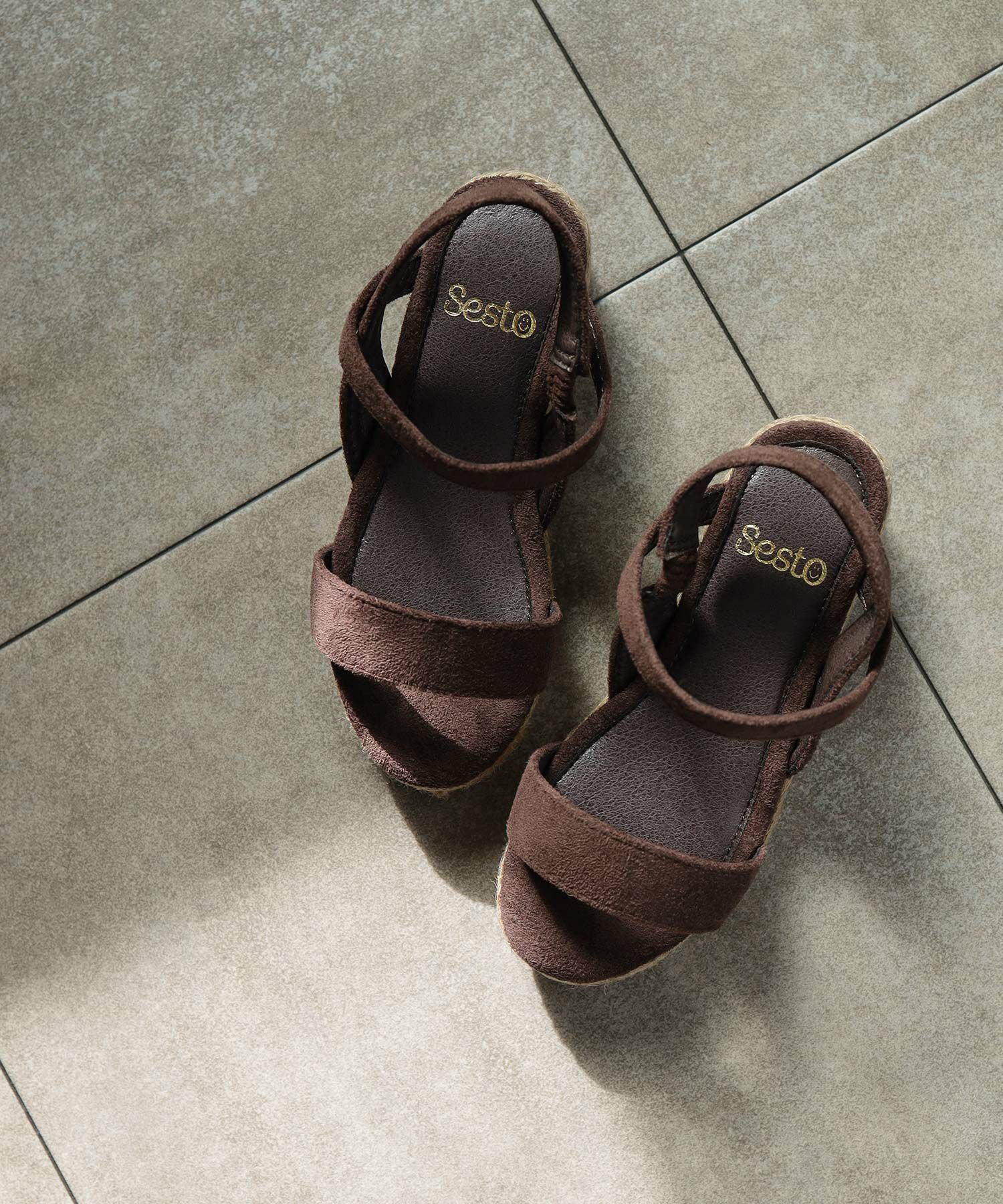 ママとお揃い!ゴムでフィットする華奢ストラップサンダル