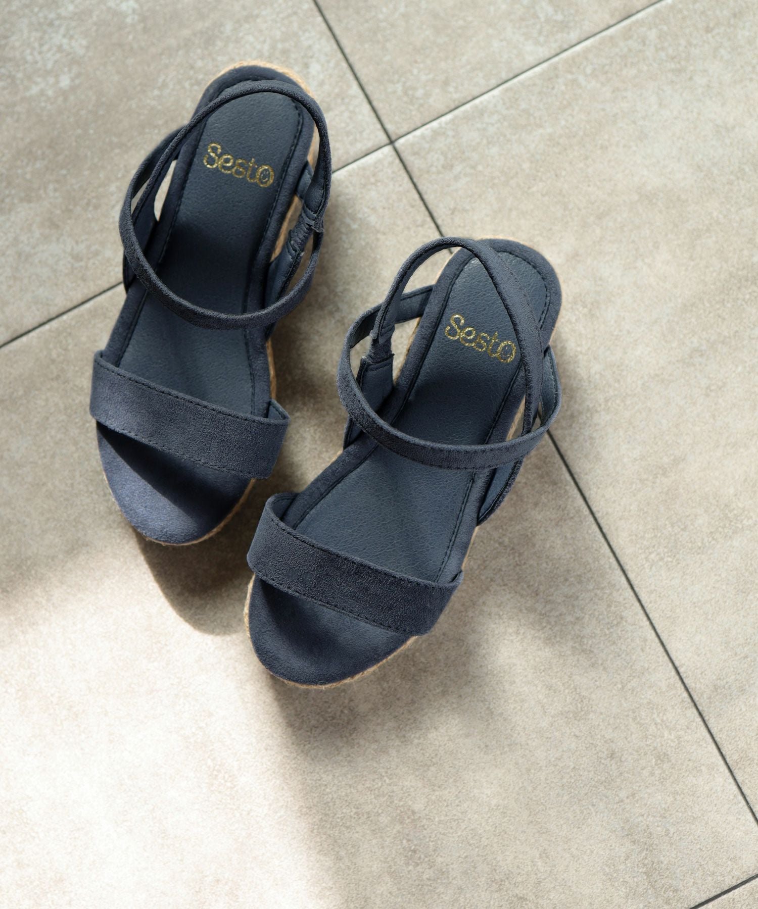 ママとお揃い！ゴムでフィットする華奢ストラップサンダル