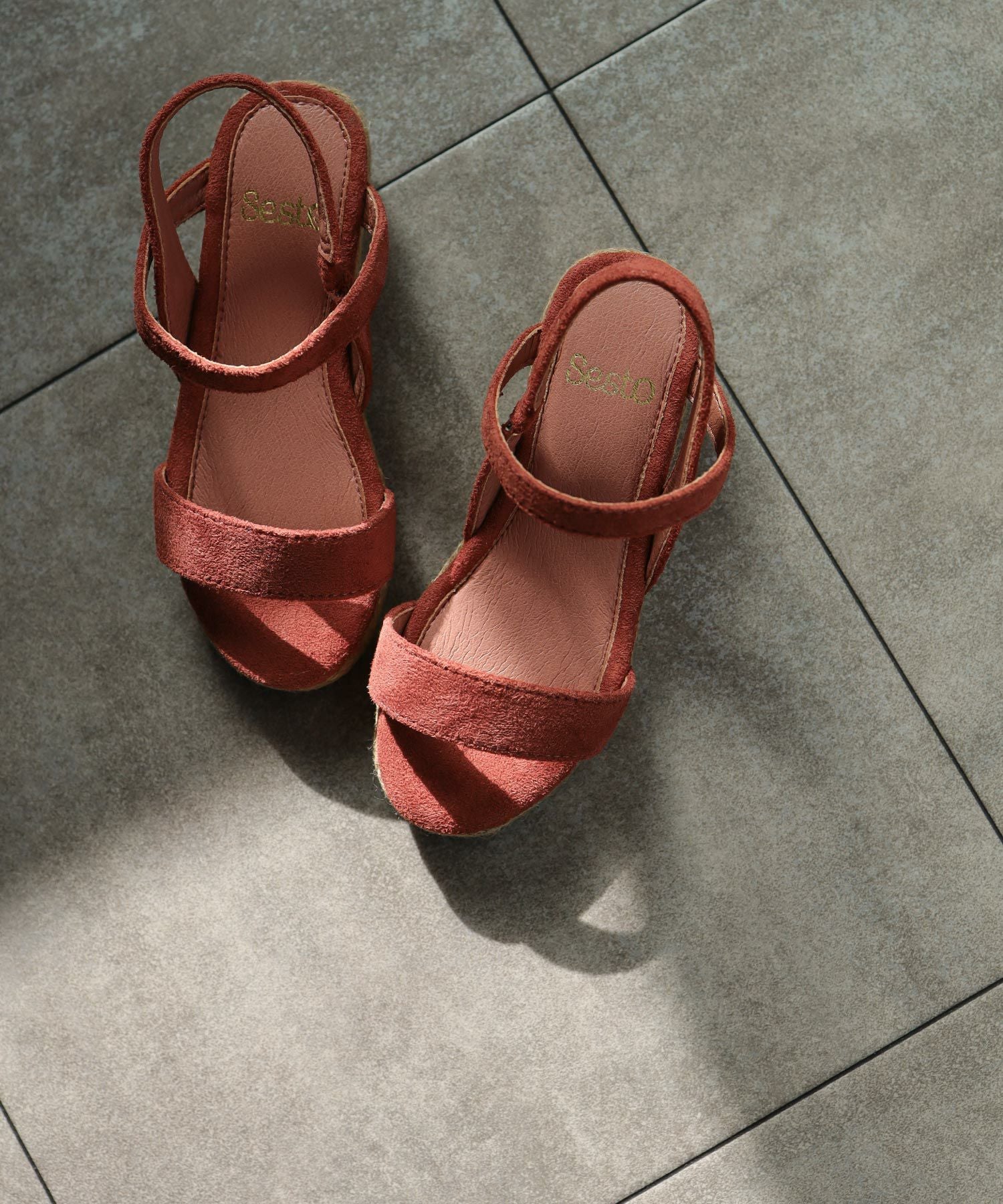 ママとお揃い！ゴムでフィットする華奢ストラップサンダル