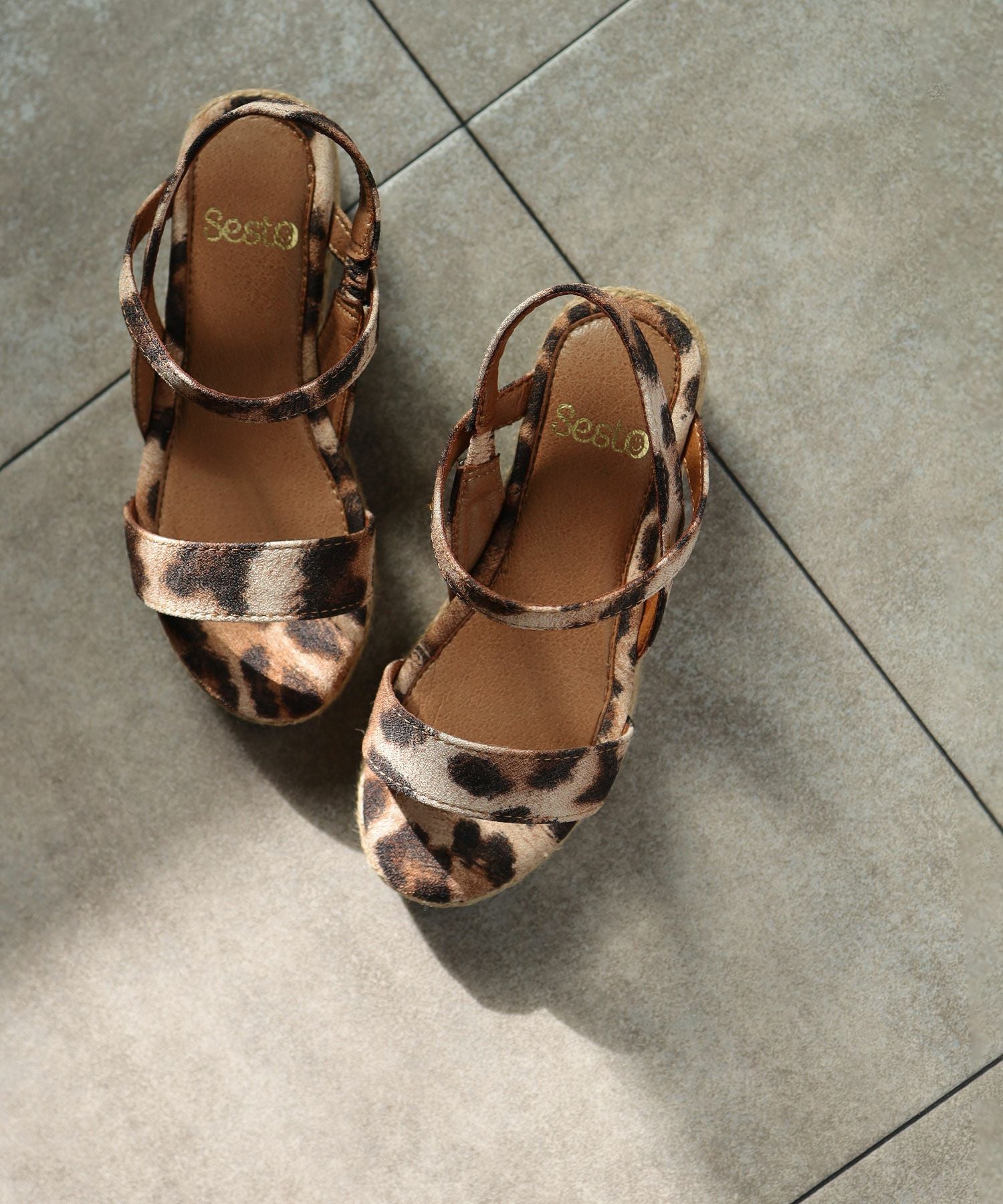 ママとお揃い！ゴムでフィットする華奢ストラップサンダル