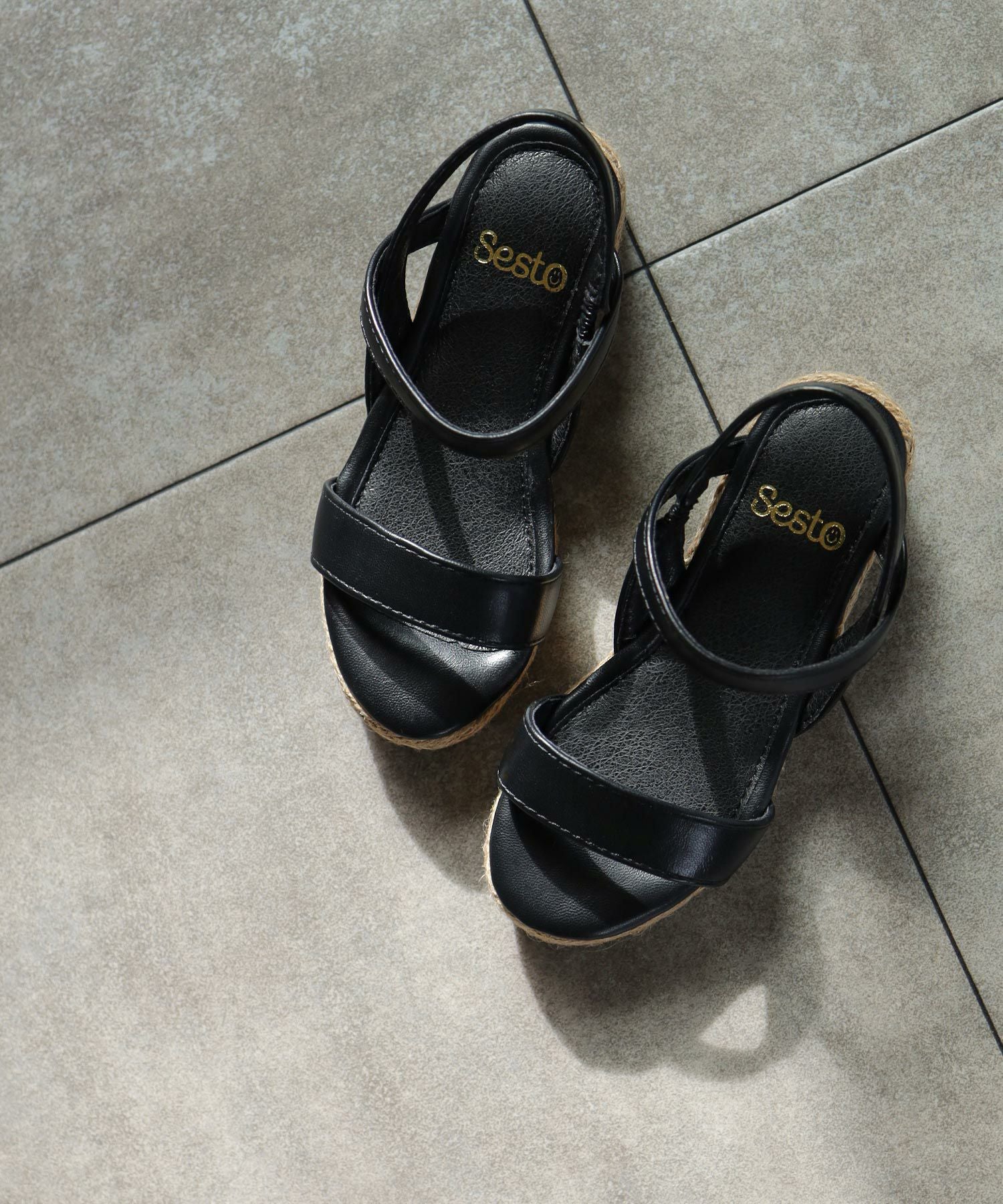 ママとお揃い！ゴムでフィットする華奢ストラップサンダル