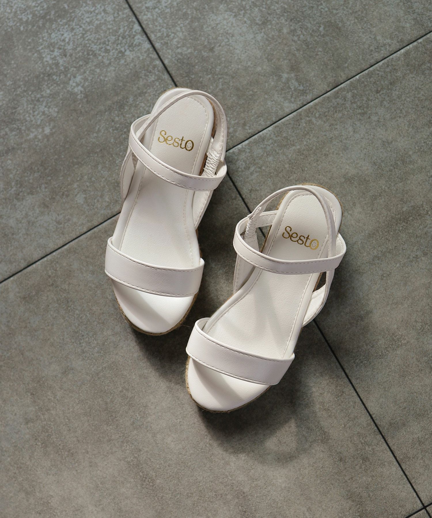 ママとお揃い!ゴムでフィットする華奢ストラップサンダル