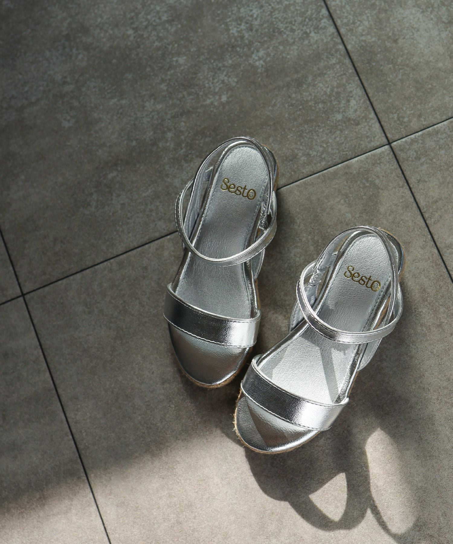 ママとお揃い！ゴムでフィットする華奢ストラップサンダル