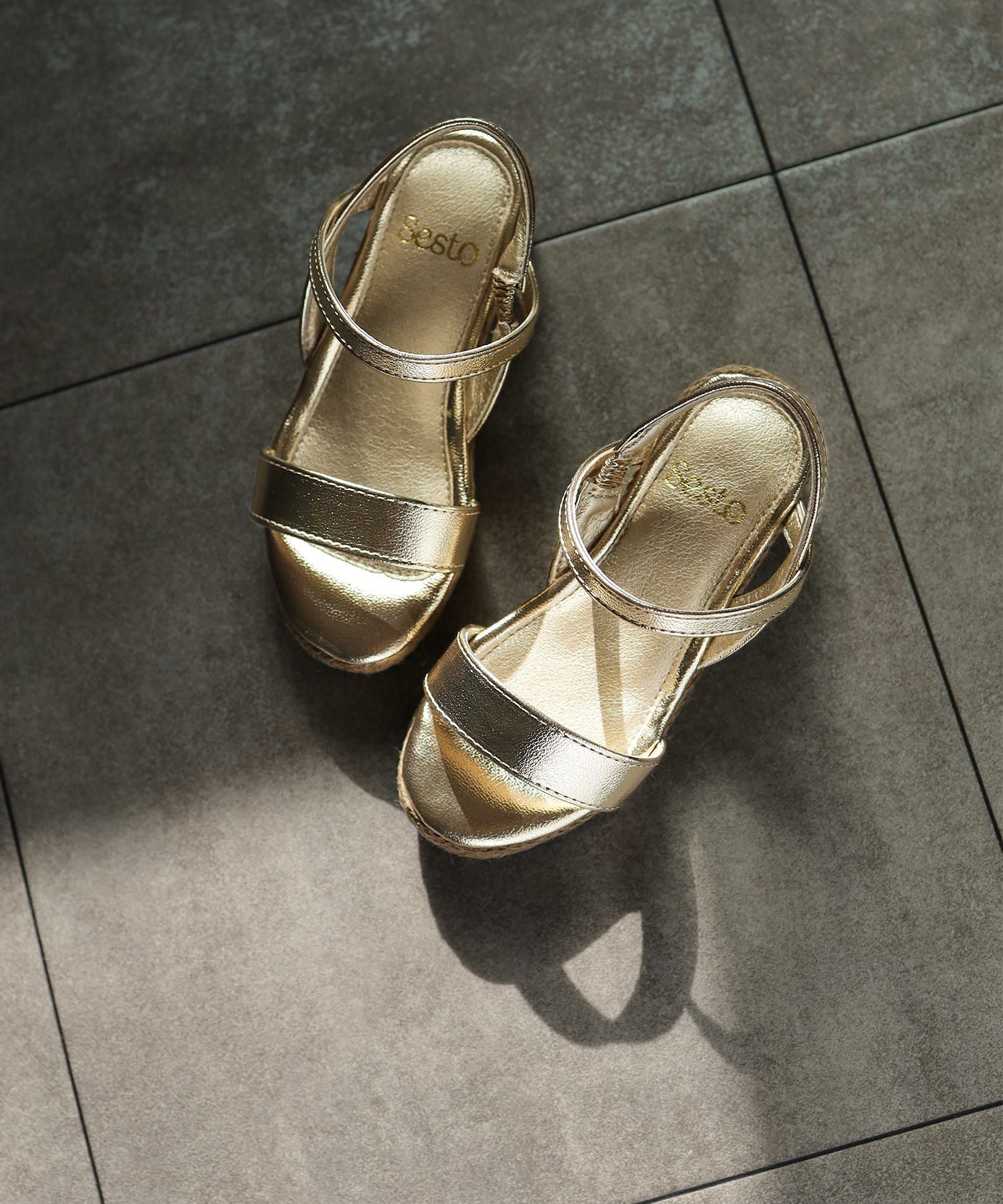 ママとお揃い!ゴムでフィットする華奢ストラップサンダル