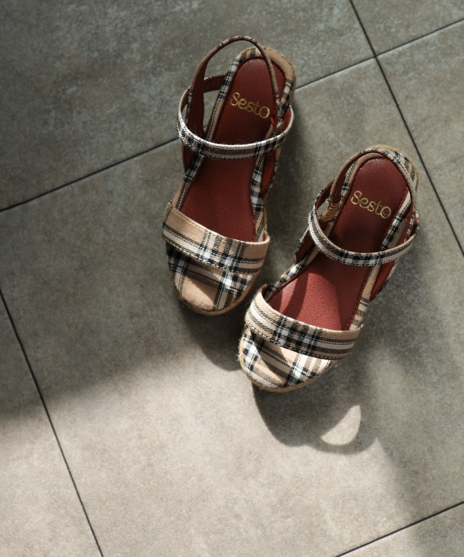 ママとお揃い！ゴムでフィットする華奢ストラップサンダル