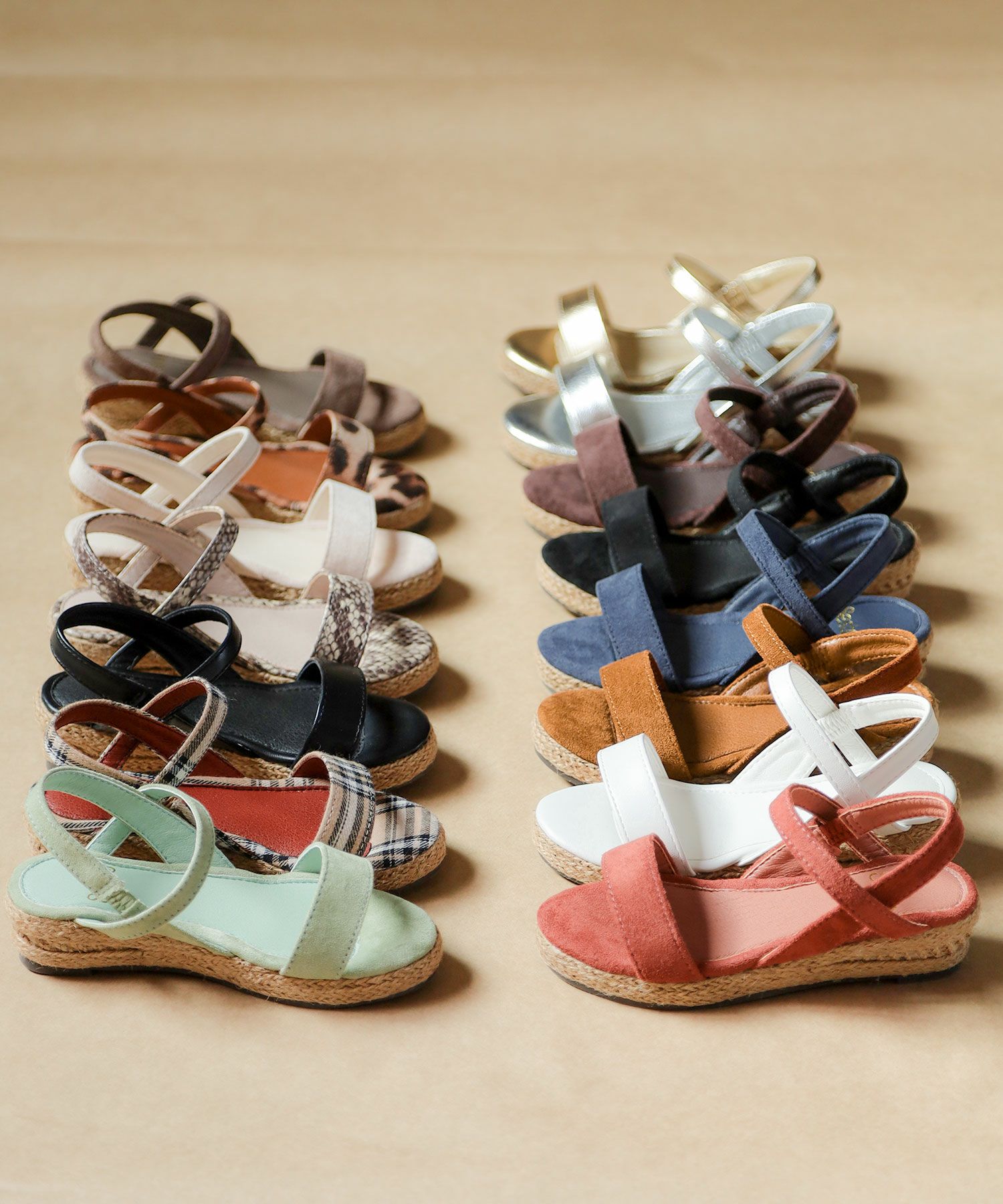 ママとお揃い！ゴムでフィットする華奢ストラップサンダル