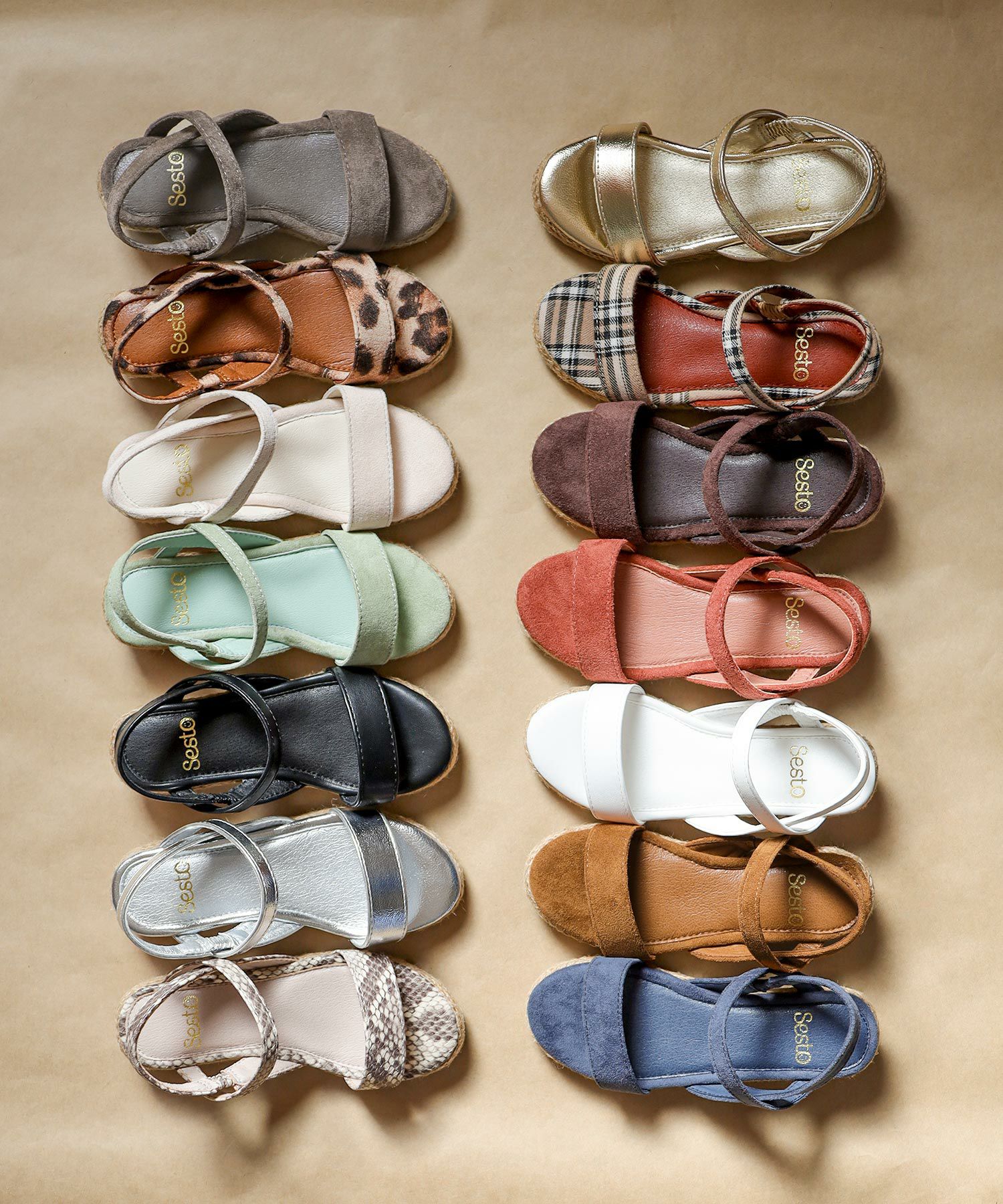 ママとお揃い！ゴムでフィットする華奢ストラップサンダル