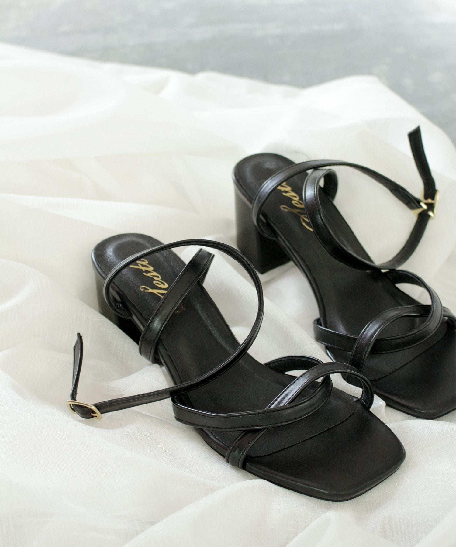 ツイストストラップベアサンダル