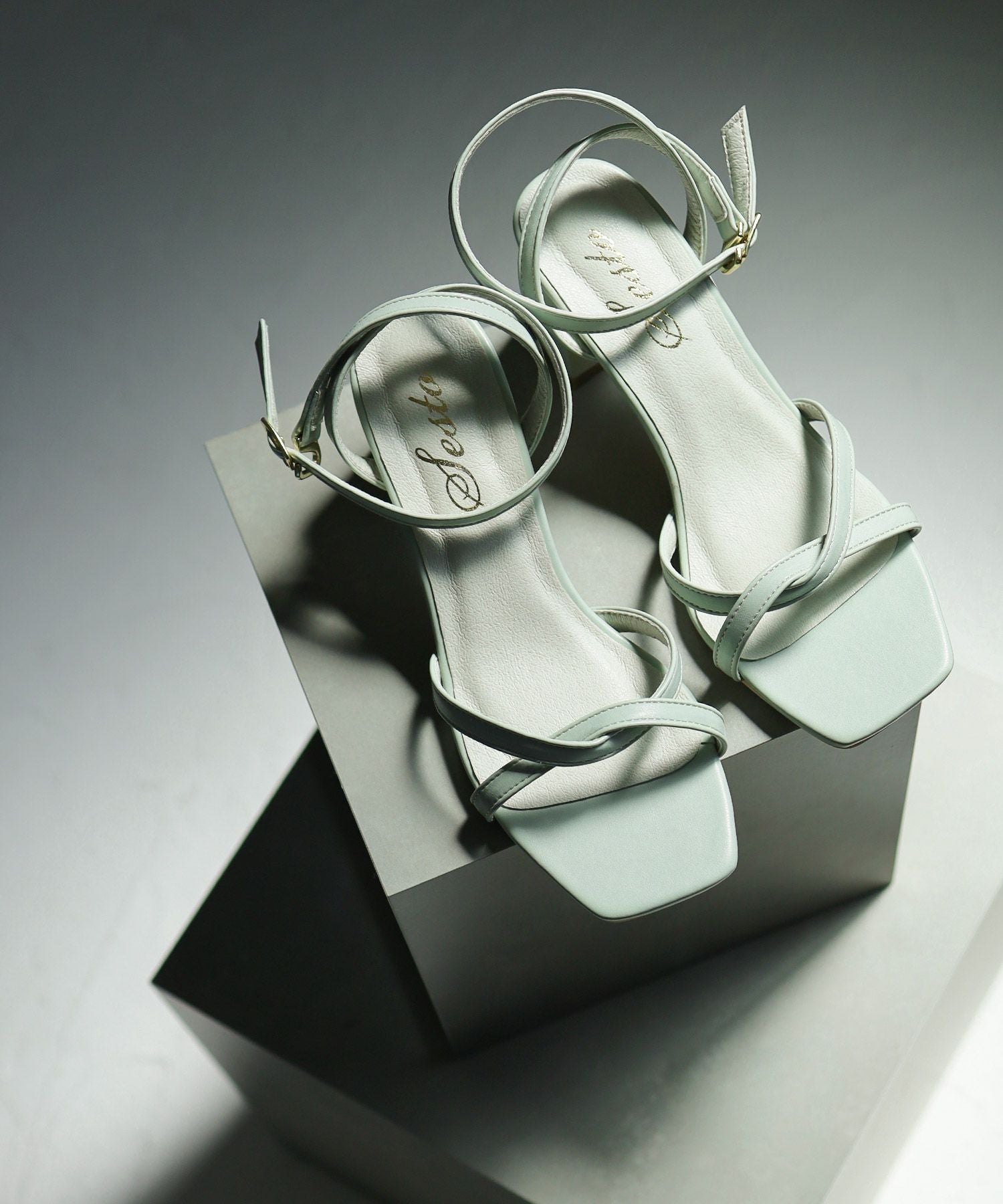 ツイストストラップベアサンダル