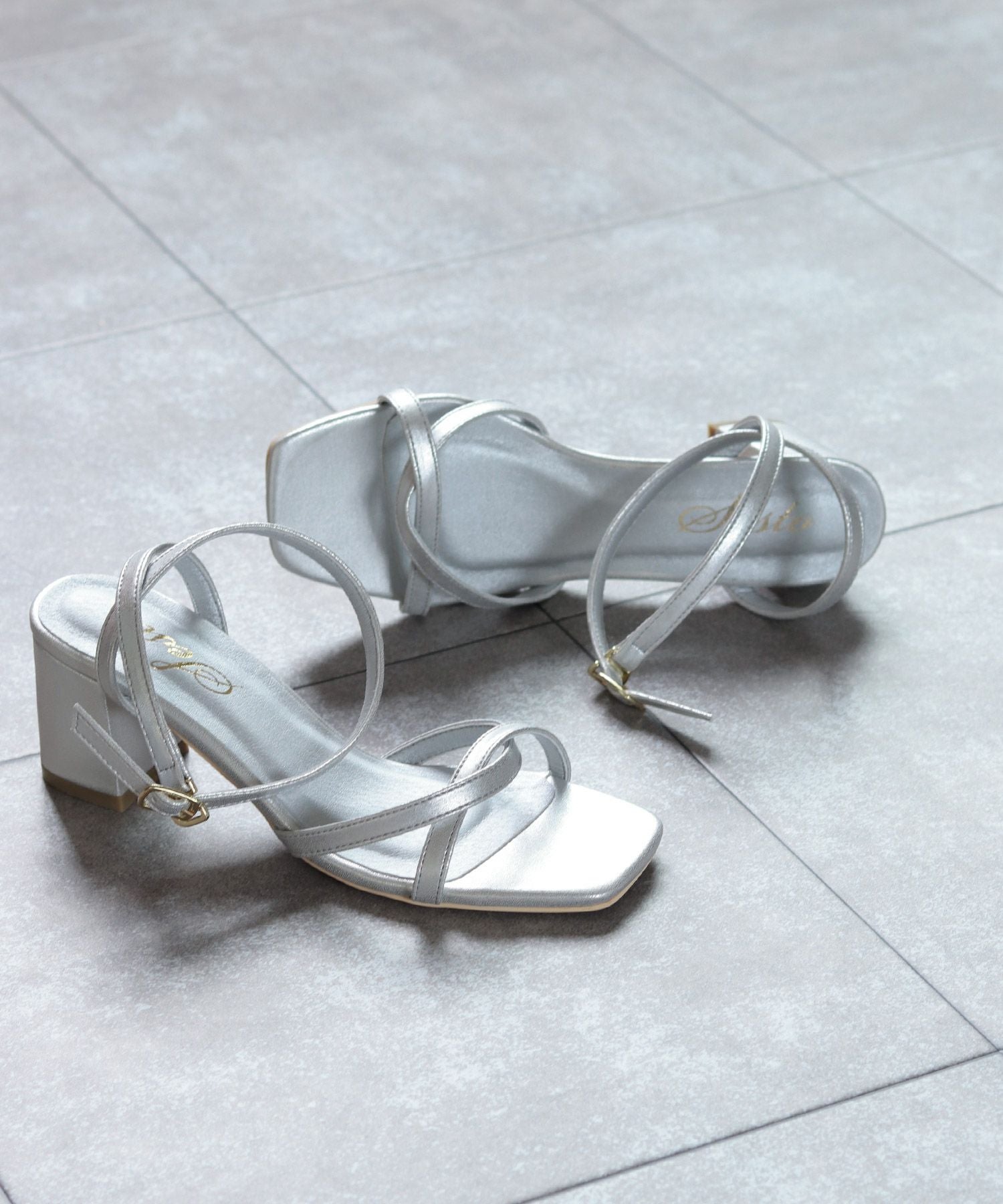 ツイストストラップベアサンダル