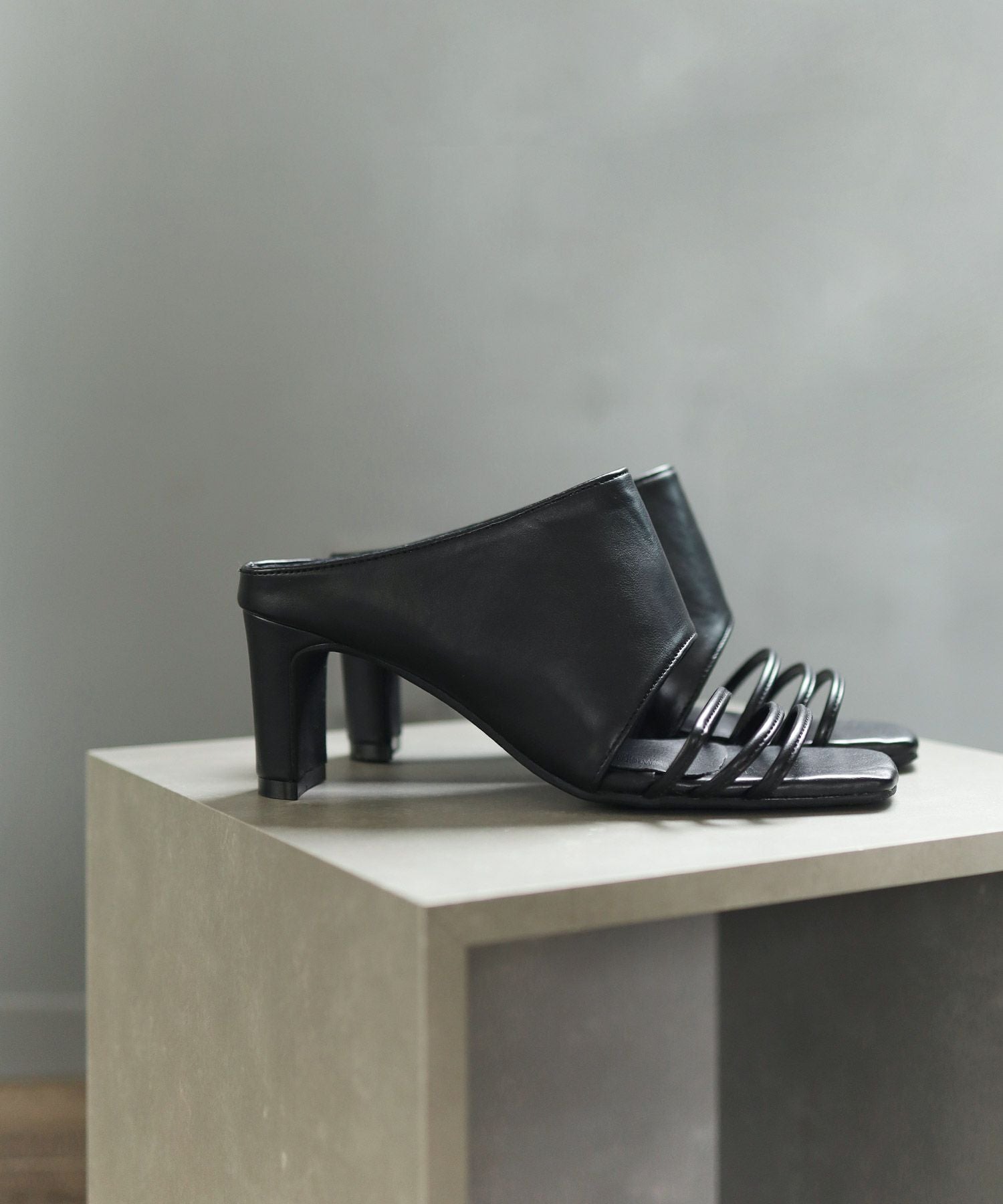 スクエアトゥメニーストラップミュールサンダル 一部3月末頃入荷予定