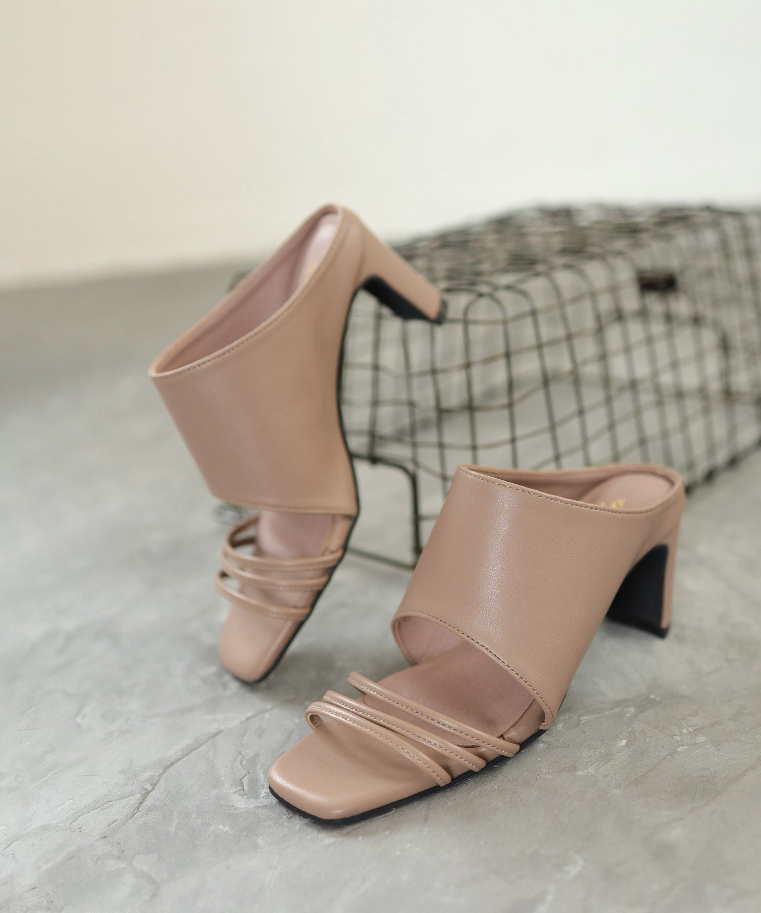 スクエアトゥメニーストラップミュールサンダル