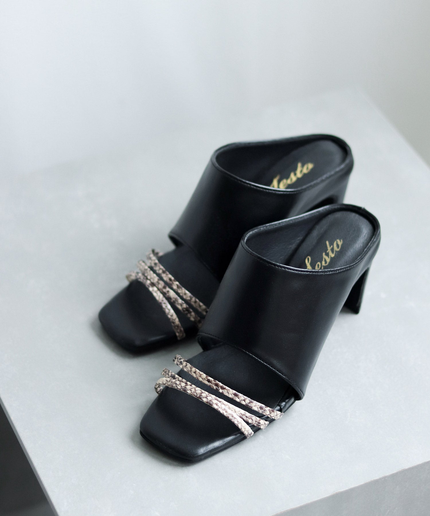 スクエアトゥメニーストラップミュールサンダル