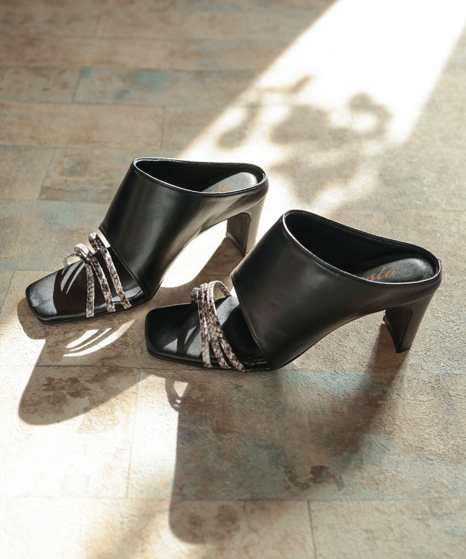 スクエアトゥメニーストラップミュールサンダル 一部3月末頃入荷予定