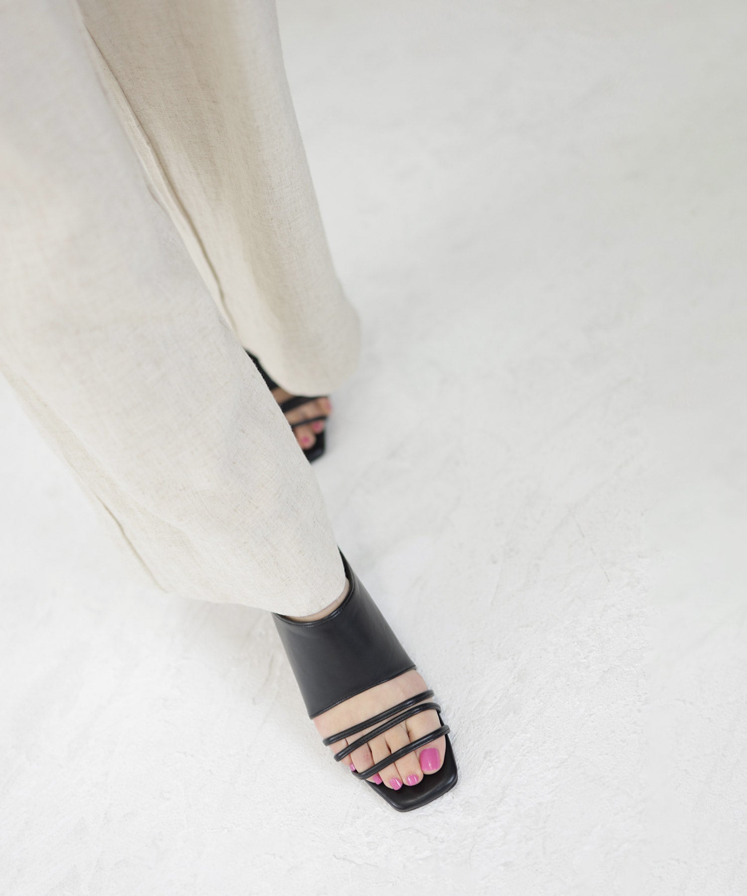 スクエアトゥメニーストラップミュールサンダル